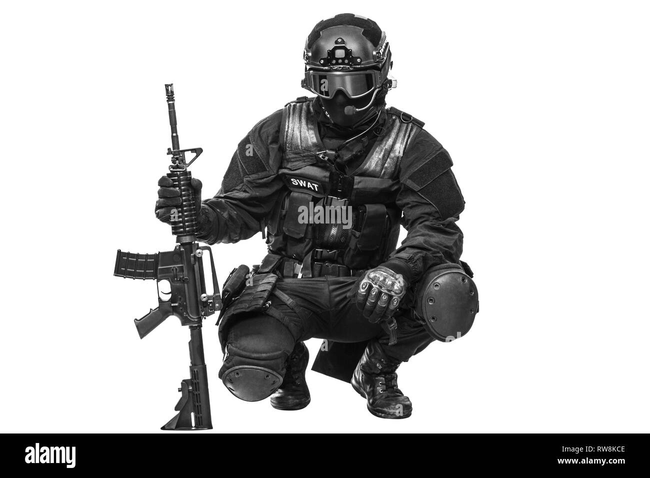 Spec Ops Polizeioffizier SWAT in schwarzen Uniform und Gesichtsmaske, Studio gedreht. Stockfoto