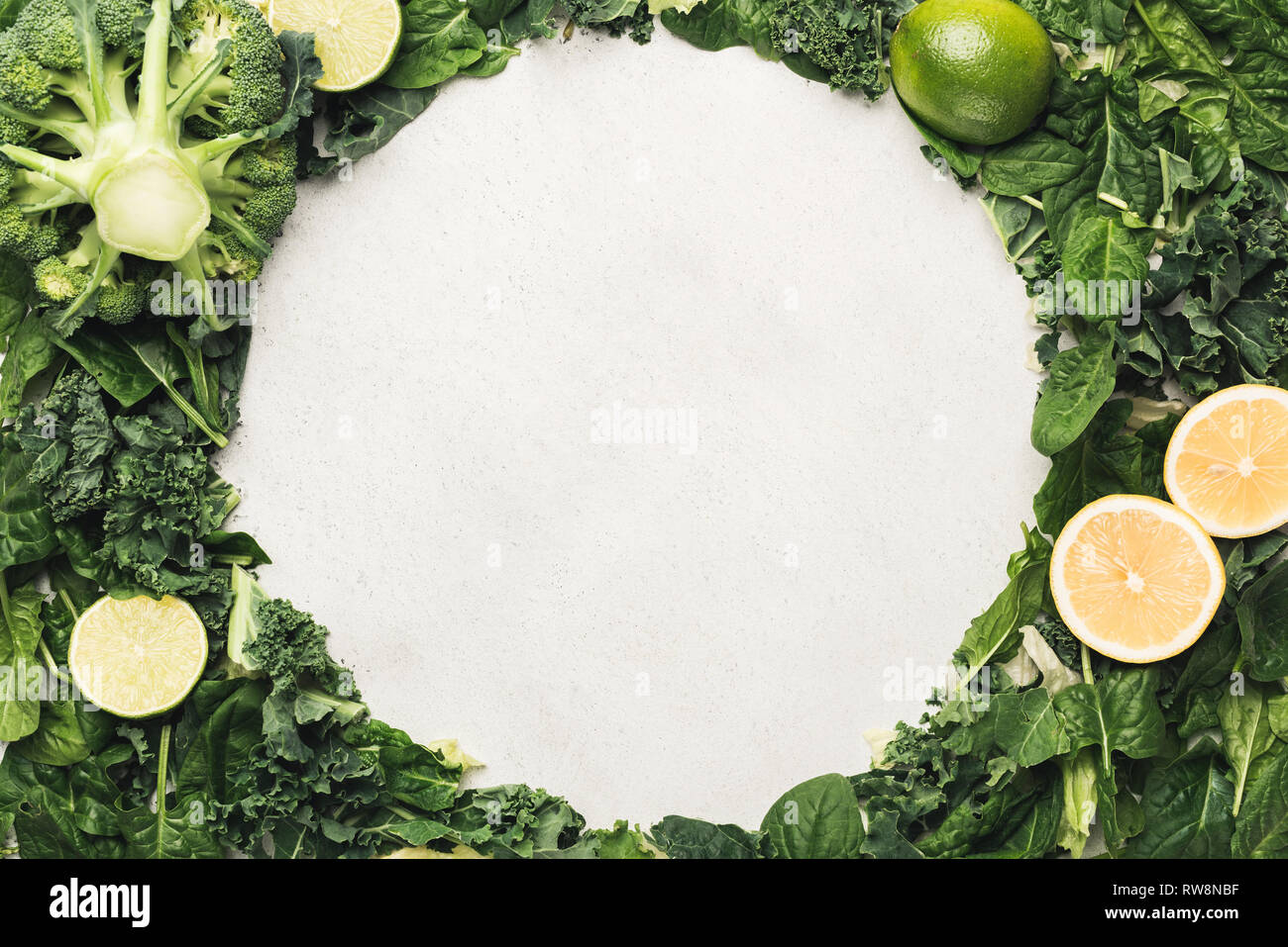 Rahmen des grünen Blatt Salat. Baby Spinat, Zitrone und Limette, Brokkoli, Grünkohl und letucce Blattsalat mit Kopie Platz für Text, Rezept, Menü. Vegan, Gr Stockfoto