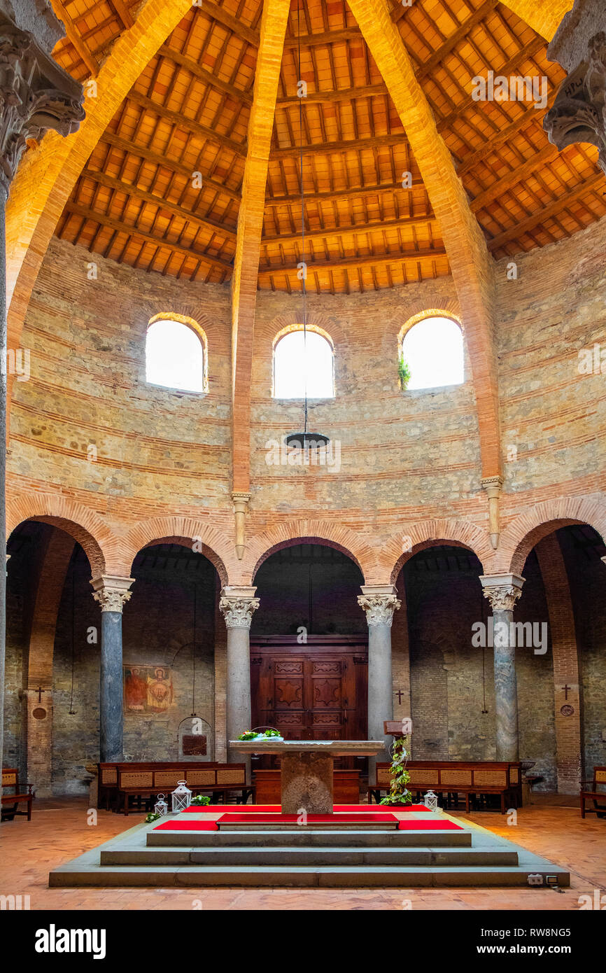 Perugia, Umbrien/Italien - 2018/05/28: Innenraum des V Jahrhundert das frühe Christentum St. Michel Erzengel Kirche Chiesa di San Michele Arcangelo in Pe Stockfoto