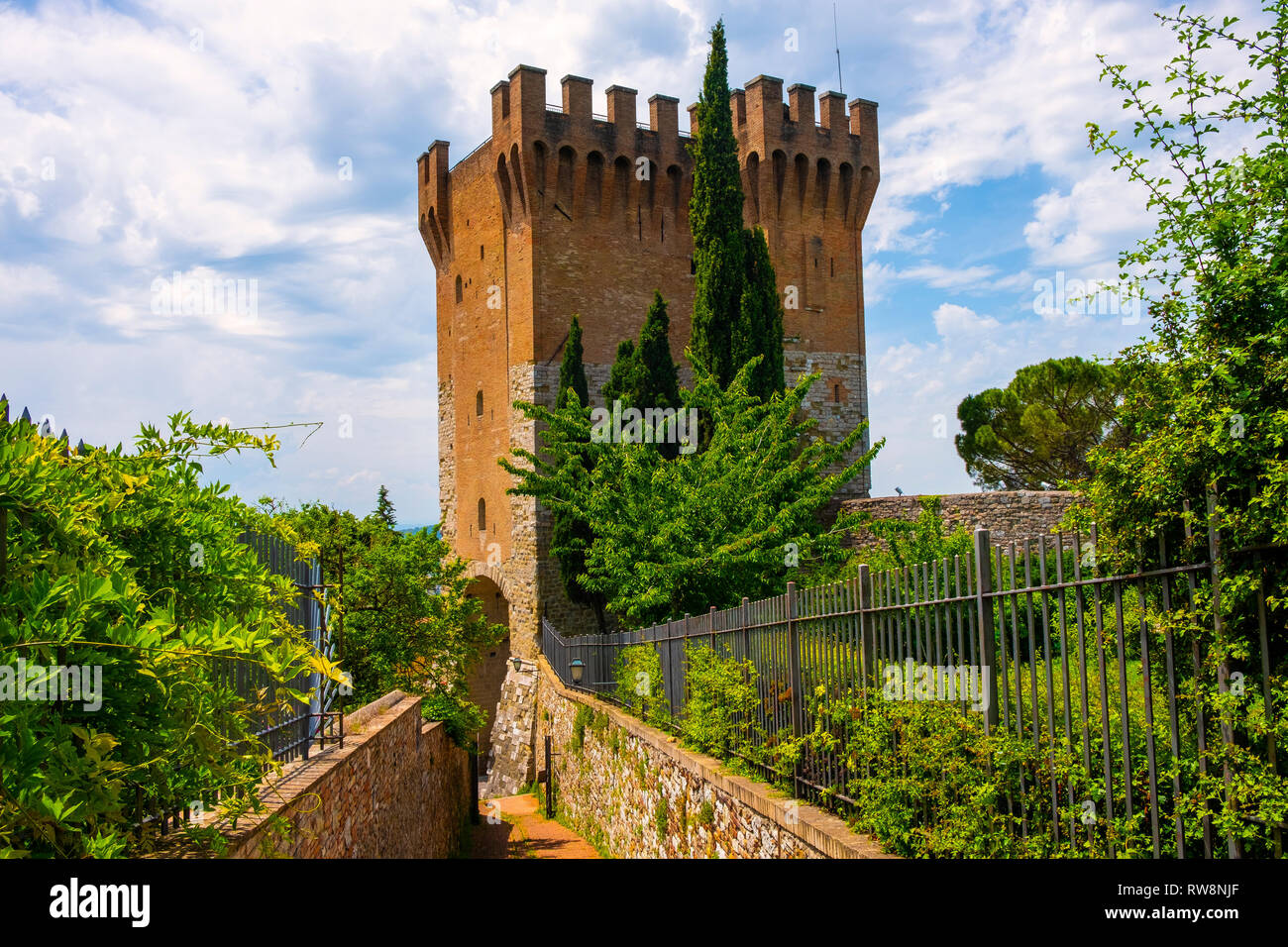 Perugia, Umbrien/Italien - 2018/05/28: Stein Turm und St. Angelo Tor halten - Cassero di Porta Sant'Angelo - an der St. Michel Erzengel Kirche in t Stockfoto