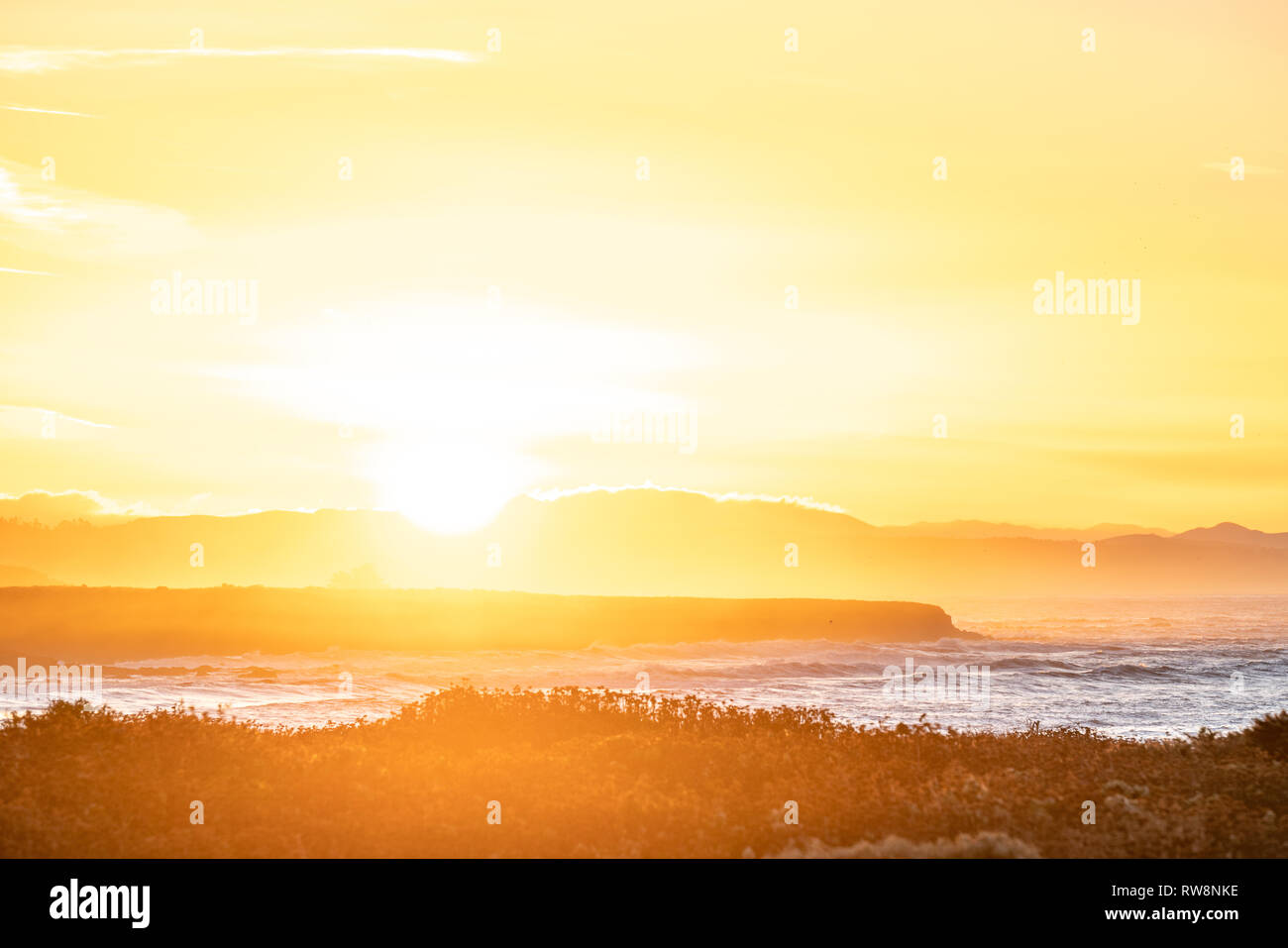 San Simeon, Kalifornien - schönen Sonnenaufgang entlang der kalifornischen Pazifikküste. Stockfoto