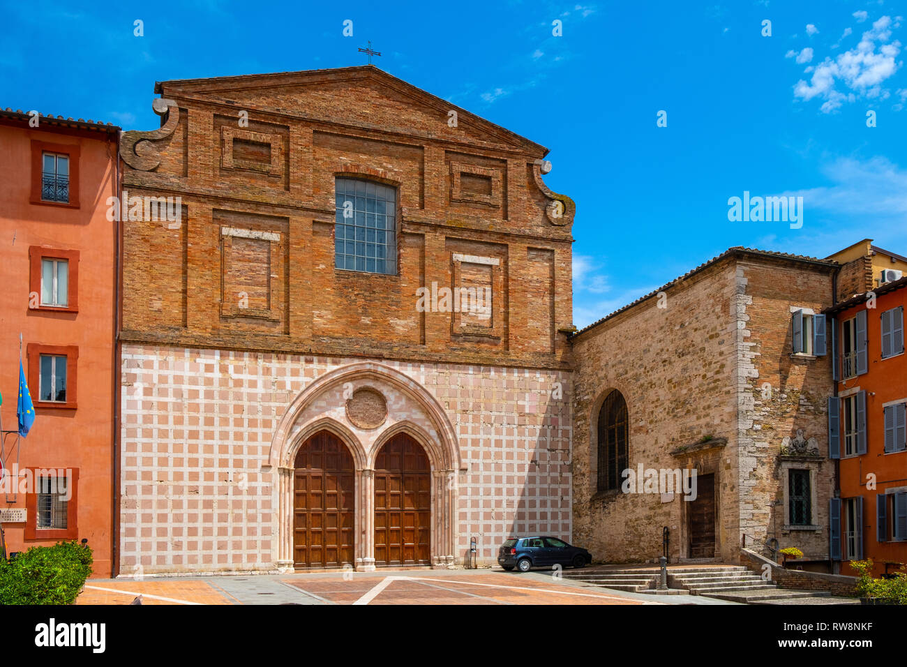 Perugia, Umbrien/Italien - 2018/05/28: St. Augustin gotische Kirche - Chiesa e Oratorium di Sant'Agostino an der Piazza Domenico Lupatelli Square in Perug Stockfoto