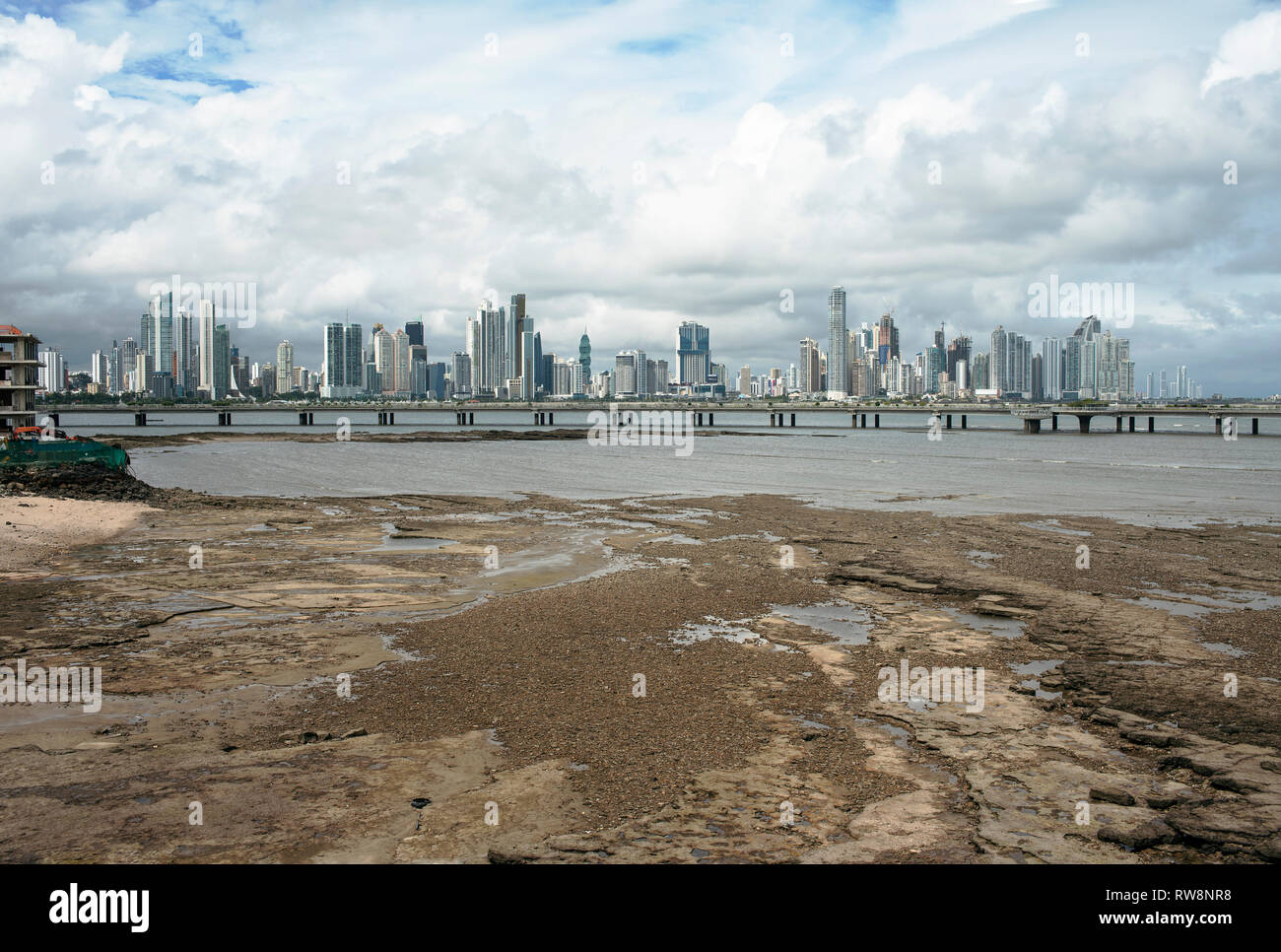 Ebbe Blick auf Panama City mit Cinta Costera Highway und Punta Paitillas beeindruckende Skyline im Hintergrund. Panama, Mittelamerika. Okt 2018 Stockfoto