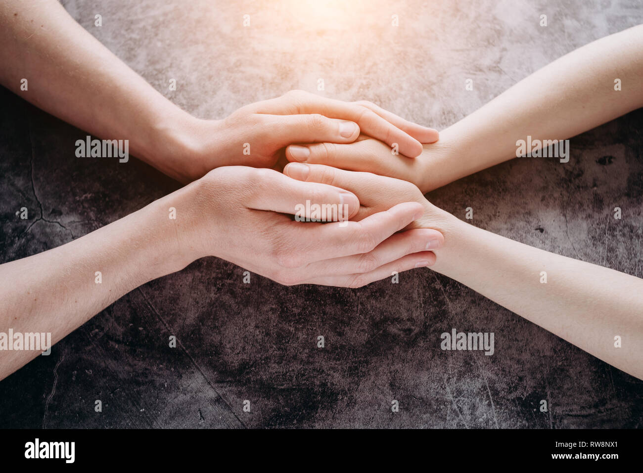 Nahaufnahme von Paar Hände halten, liebevollen Mann, die Frau, die psychologische Unterstützung, Hilfe oder Schutz, Verständnis in der Ehe Stockfoto