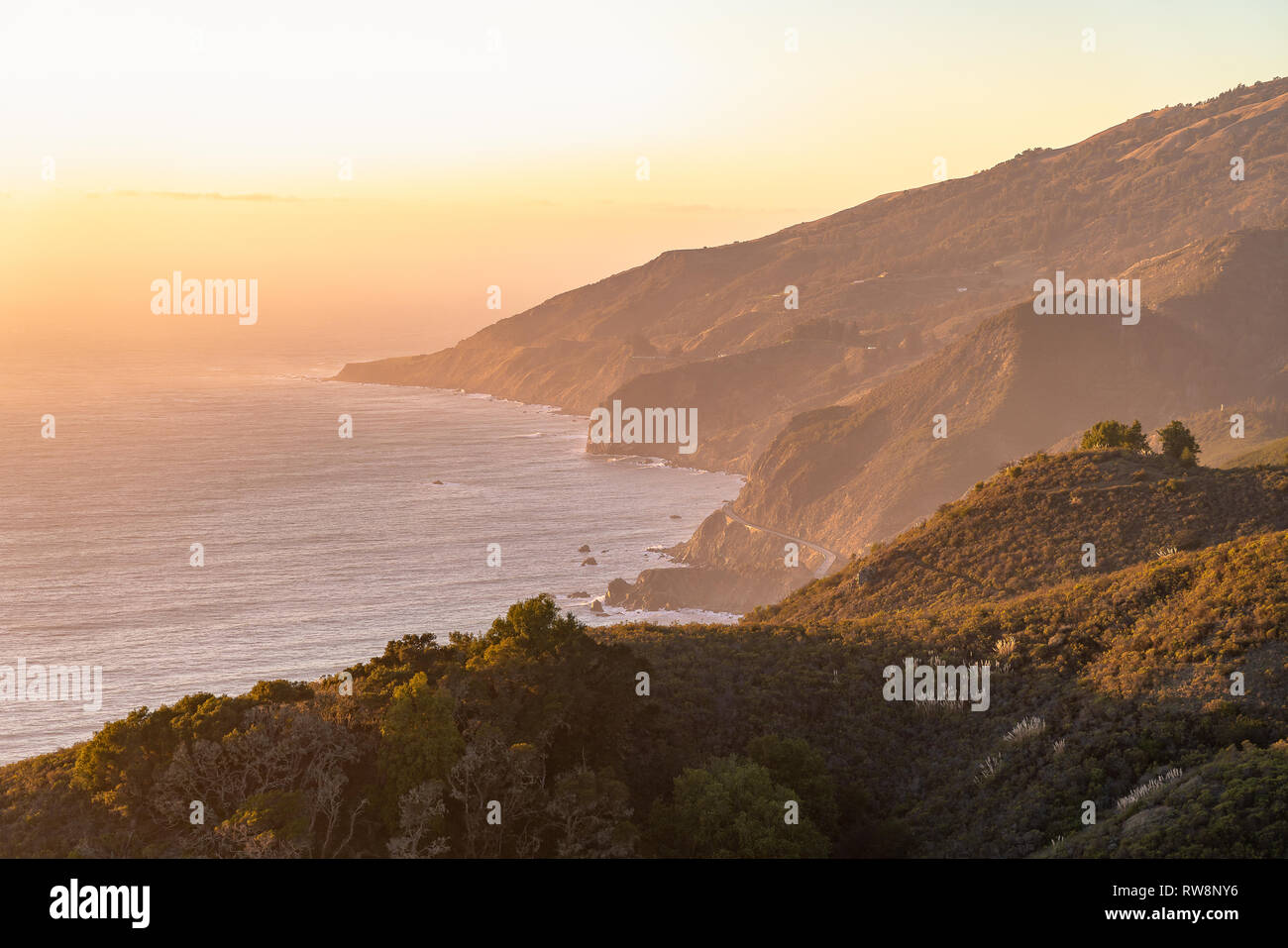 Big Sur, Kalifornien - Malerische vista blicken auf einen Hang entlang der Kalifornischen Küste. Stockfoto