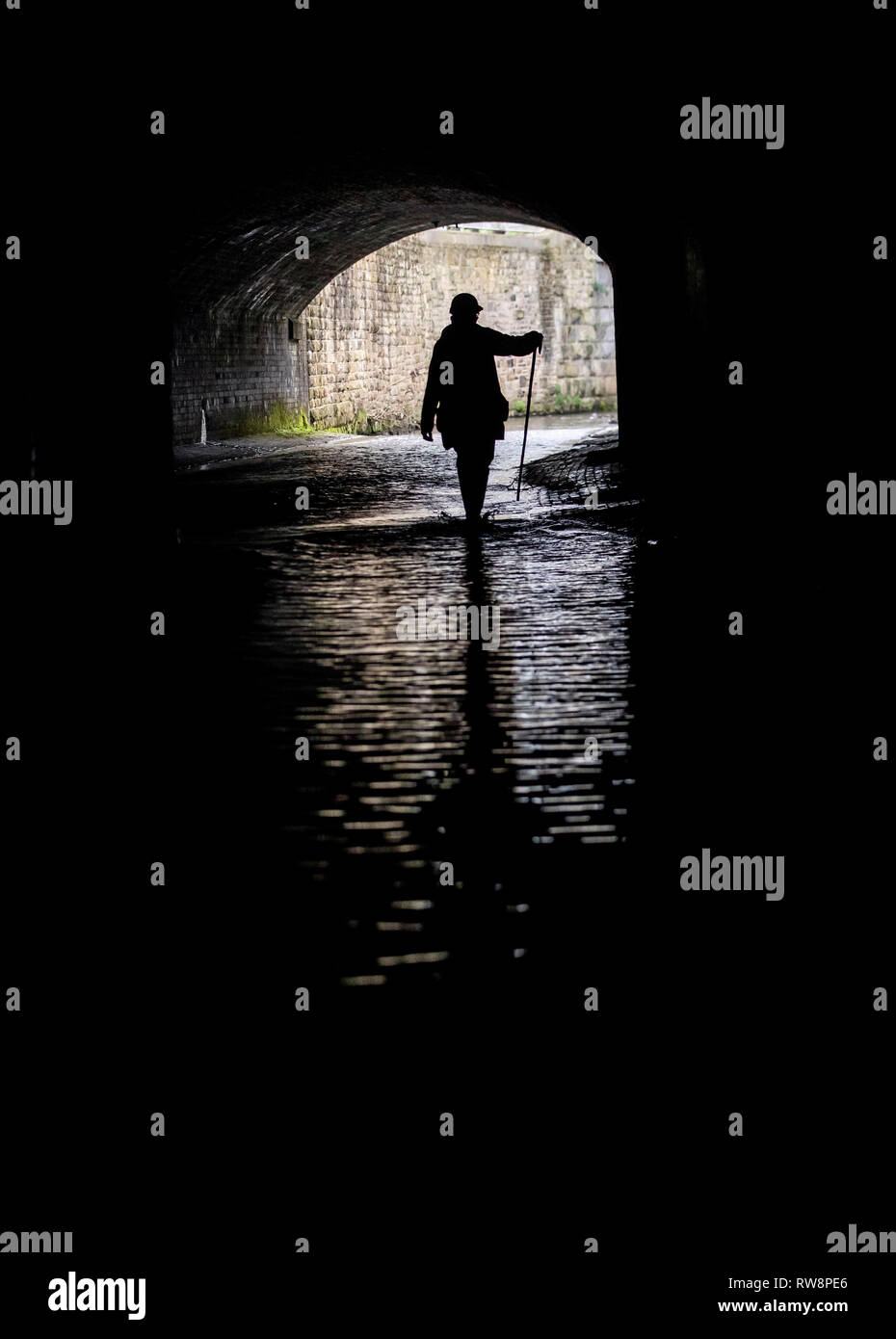 Ein Mann der Städtischen höhlenforschung als Netzwerk unterirdischer Flüsse sind der Öffentlichkeit für eine audio-visuelle spektakuläre während der Sheffield Abenteuer Film Festival eröffnet. Stockfoto