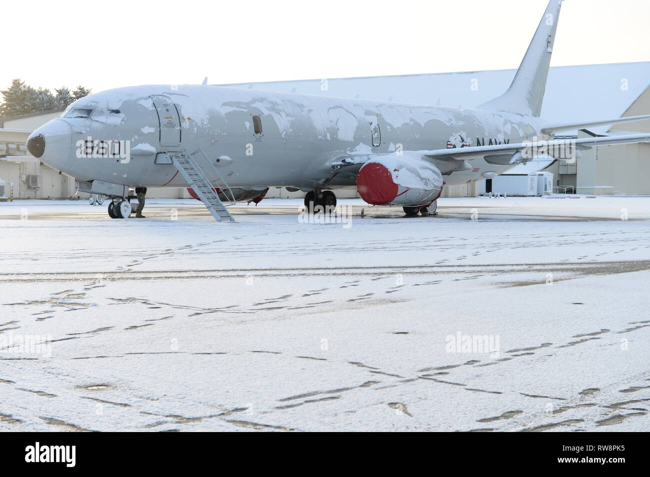 181129-N-VD 615-006 Misawa, Japan (Nov. 29, 2018) ein P-8 ein Flugzeug sitzt auf der Flightline nach einem Schneesturm. (US Navy Foto von Mass Communication Specialist Seaman William Andrews/Freigegeben) Stockfoto