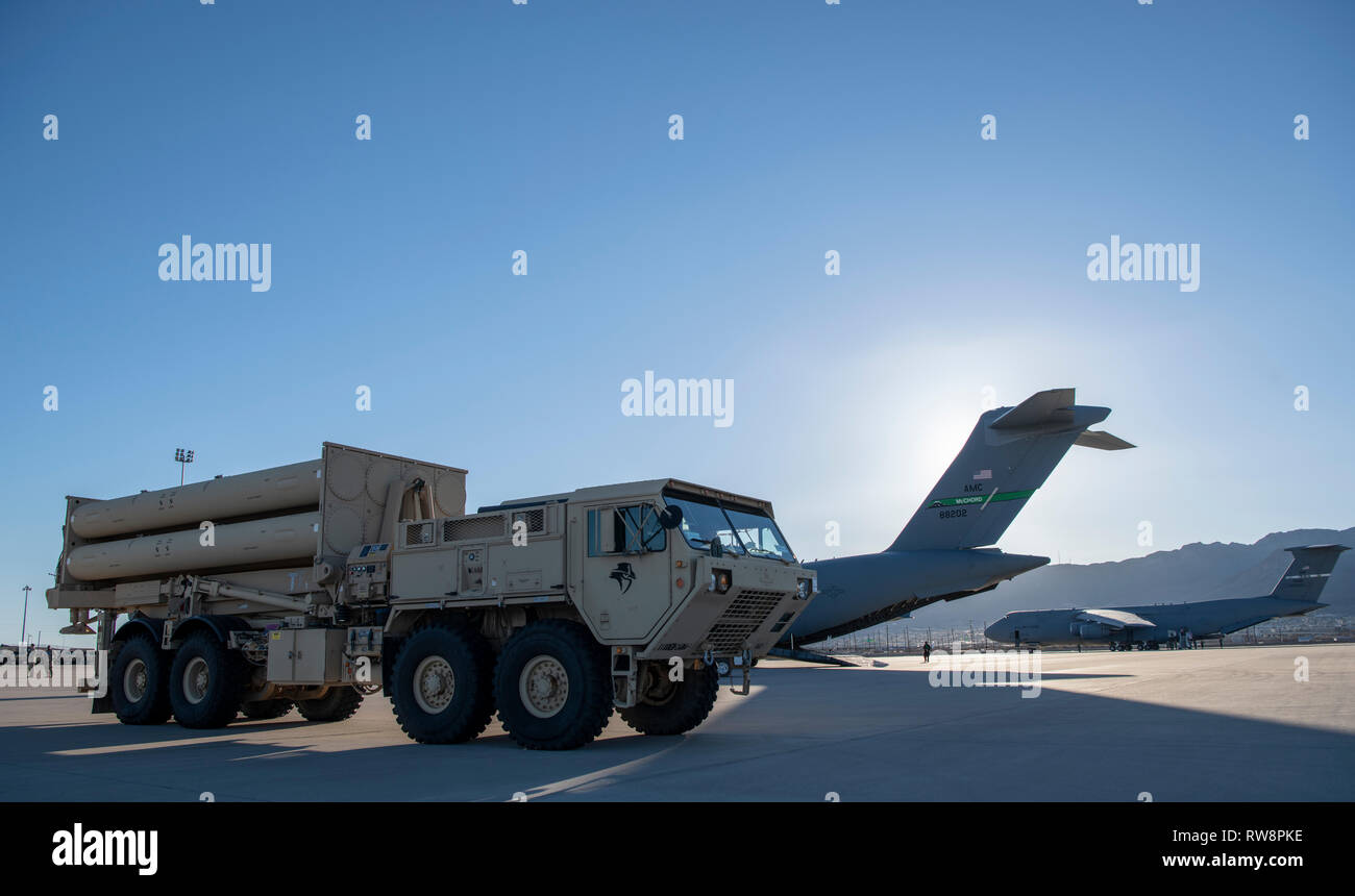 Ein U.S. Army Terminal High Altitude Area Defense Aussetzstation bereitet auf eine 4. Airlift Squadron C-17 Globemaster III in Fort Bliss, Texas, 24.02.23, 2019 zu laden. Das thaad-Raketensystems ist ein Land mit einer Plattform in der Lage, das Abfangen ballistischer Raketen sowohl innerhalb als auch außerhalb der Atmosphäre. (U.S. Air Force Foto: Staff Sgt. Cory D. Payne) Stockfoto