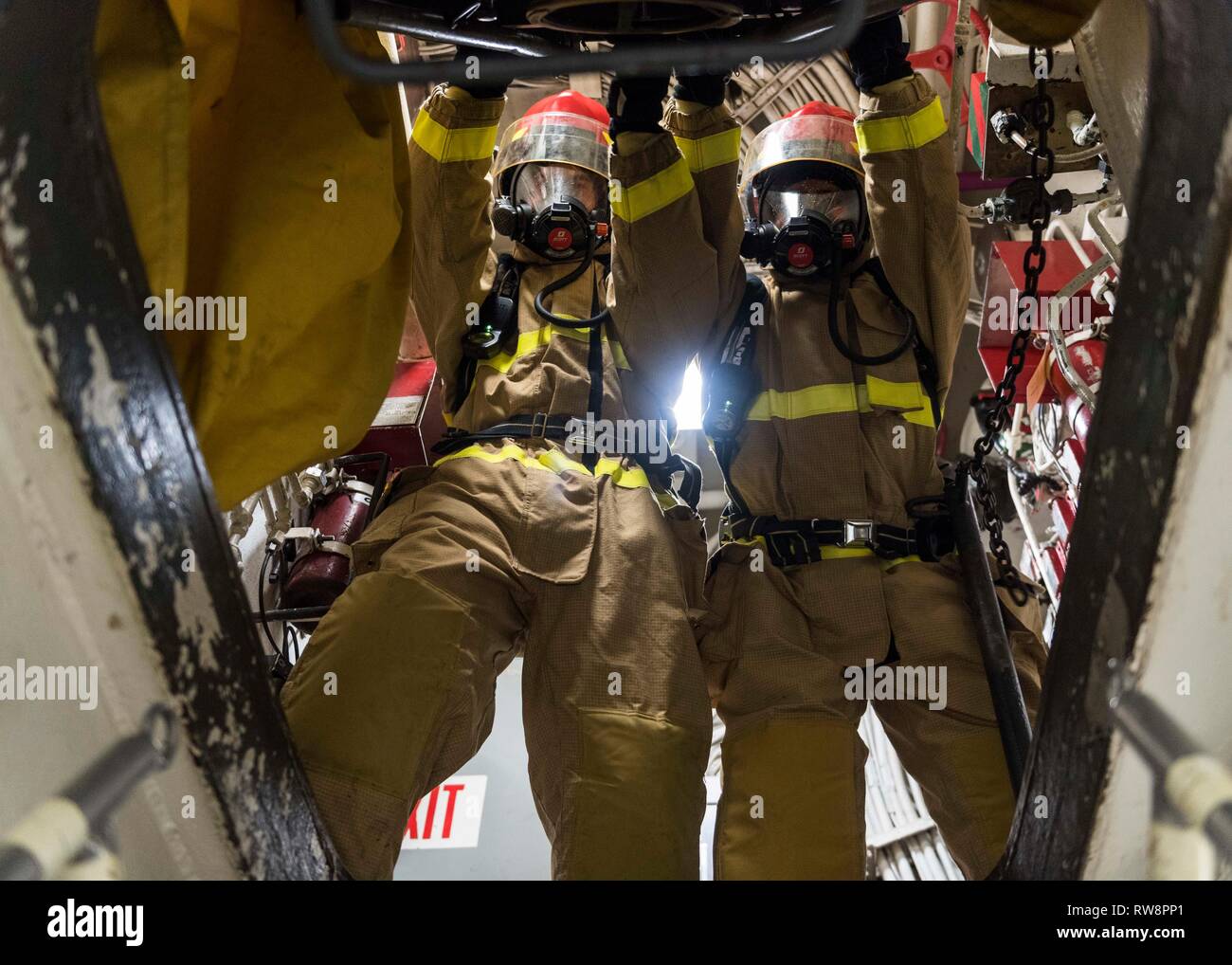 190304-N-WI 365-1035 philippinischen Meer (Mar. 04, 2019) - der bootsmann Mate 3. Klasse Andrew Piechuta, von Sedille, Ohio und Schäden Controlman Feuerwehrmann Jordin Davis, von Pascagoula, Fräulein, bereiten Sie ein Raum für den Zugriff auf Bei einem Hauptraum Brandschutzübung im Maschinenraum (MMR) 2 Der Amphibischen dock Landung Schiff USS Ashland (LSD 48). Ashland, Teil der Wasp Amphibious Ready Group, mit 31 Marine Expeditionary Unit in Angriff genommen, ist die in der indopazifischen Region Interoperabilität mit Partnern zu verbessern und dienen als ready-Response Force für jede Art von Kontingenz. (U.S. Marine Foto von Mas Stockfoto