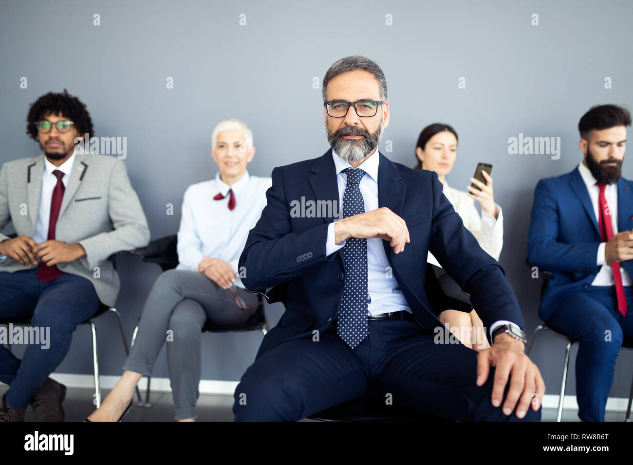 Portrait von älteren Geschäftsmann als Führer an modernen hellen Büro innen Stockfoto