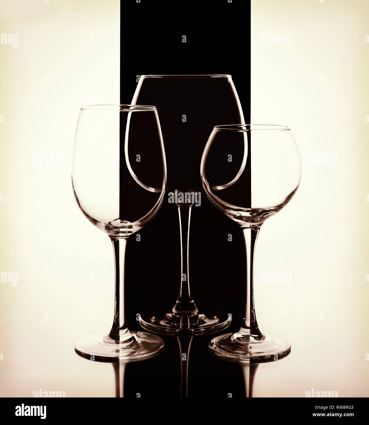 Elegante Weingläser auf einer schwarzen und weißen Hintergrund. Konzept: Luxus, Luxus, Restaurant, luxuriösen Service Stockfoto