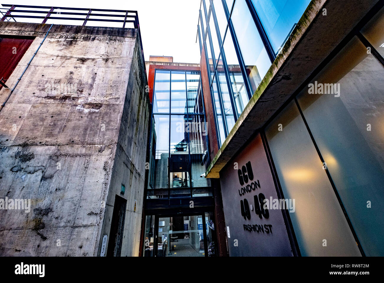 Glasgow Caledonian Uni Campus in der Fashion Street London Stockfoto
