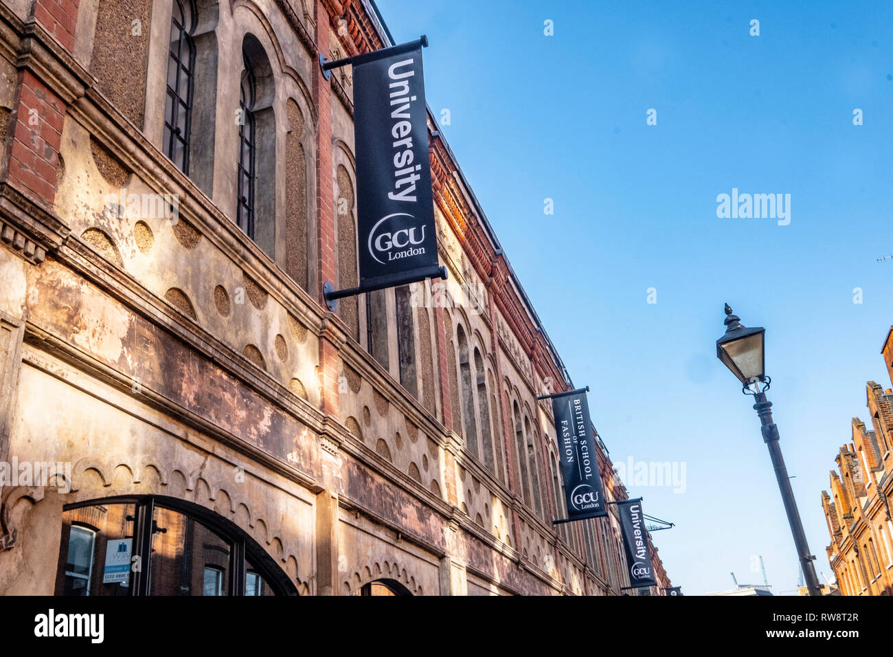 Glasgow Caledonian Uni Campus in der Fashion Street London Stockfoto