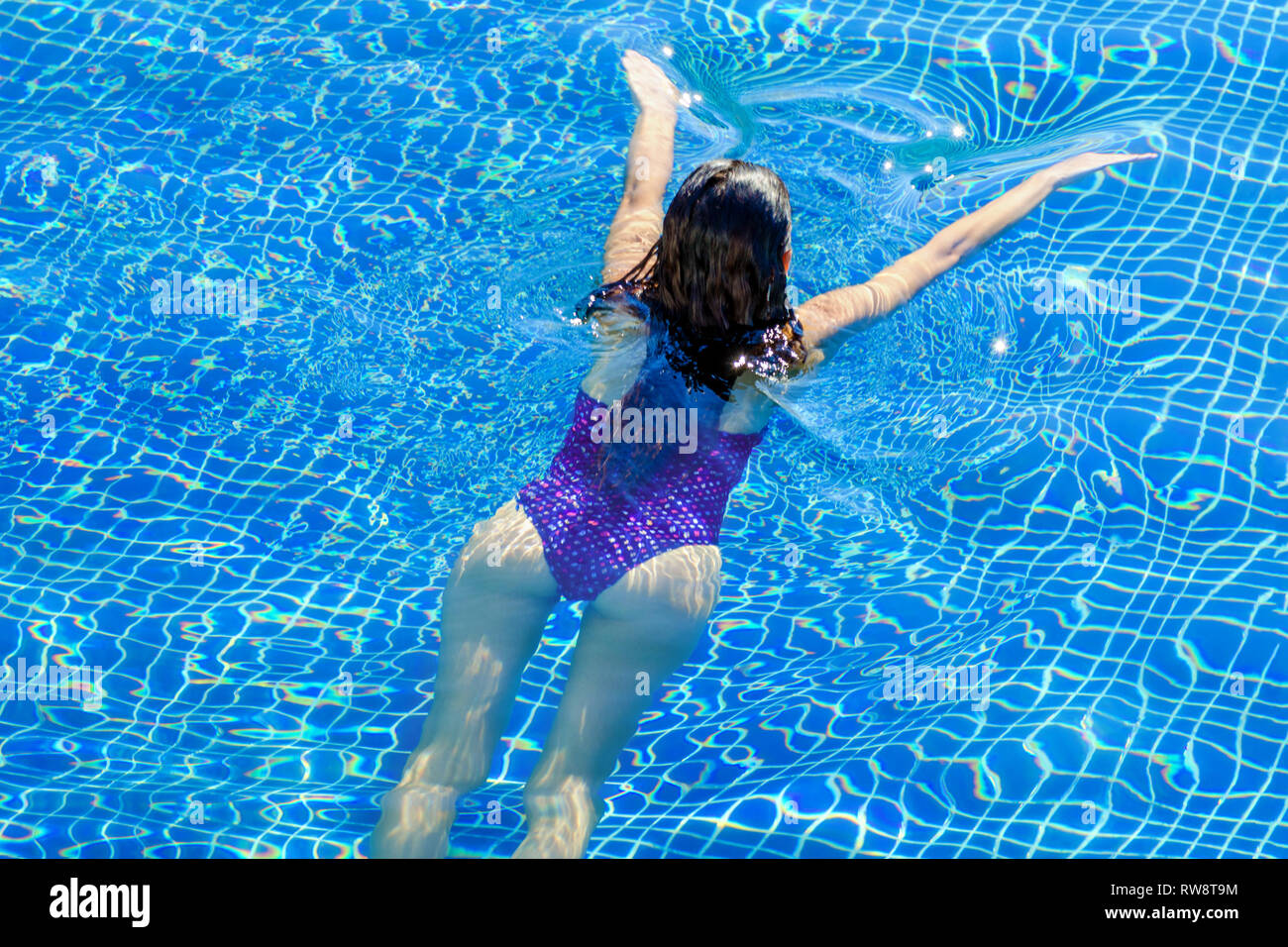Blick von oben auf die Frau schwimmen in der Schwimmhalle. Gerader Körper, schlanke Frau. Schwimmen und Fitness Concept. Stockfoto