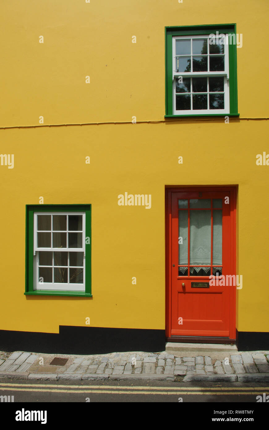 Bunte Fassade eines Hauses in dem Badeort von Lyme Regis, Dorset, Großbritannien Stockfoto