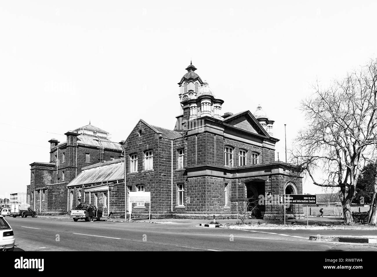 KROONSTAD. Südafrika, 30. JULI 2018: eine Straße, Szene, mit dem Historischen Rathaus, in Kroonstad, einer Stadt in der Provinz Freistaat in Südafrika. Stockfoto