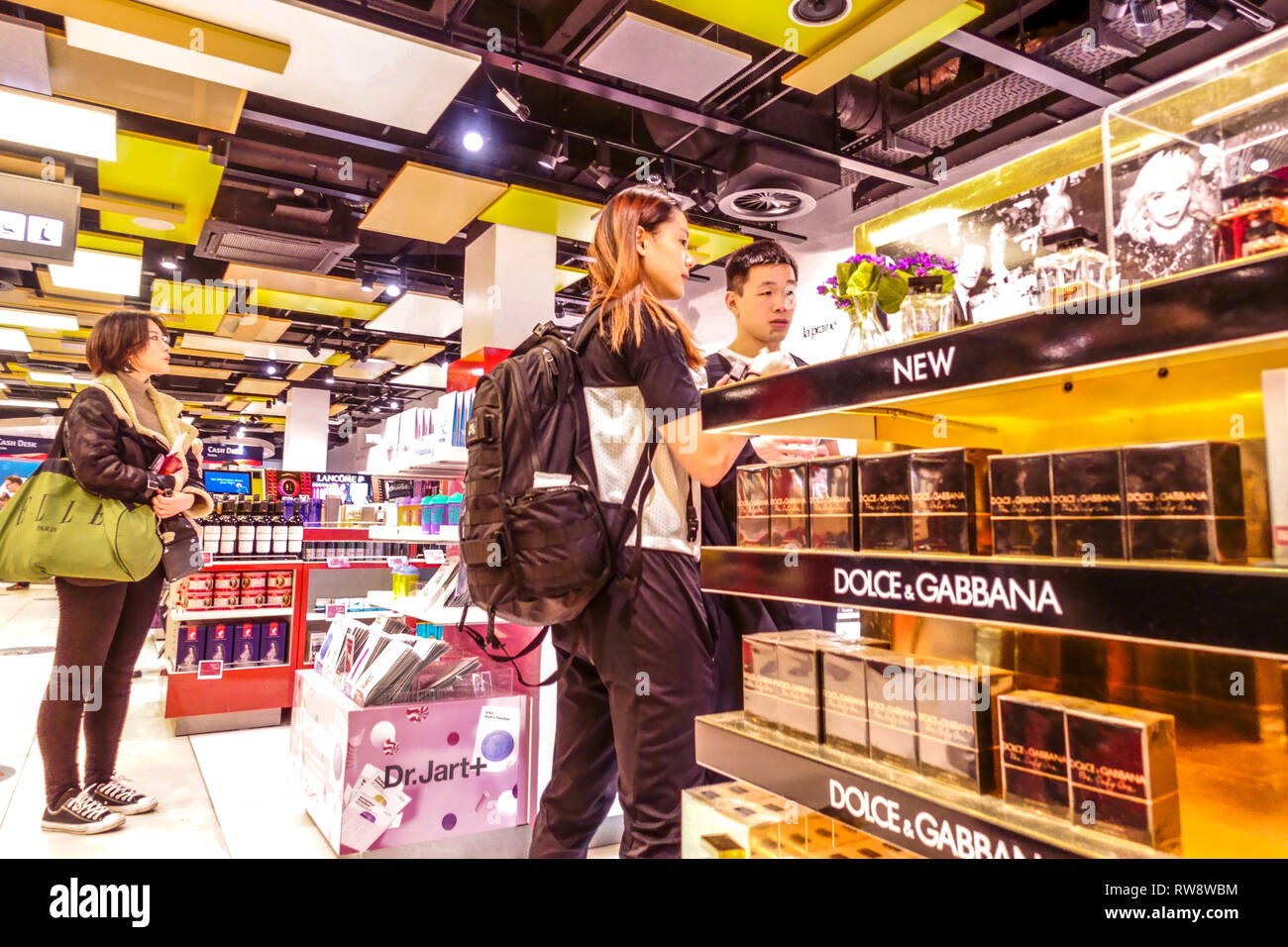 Menschen Shopping vor der Abreise in Duty-free-Shop am Flughafen Wien, Dolce & Gabbana Stockfoto