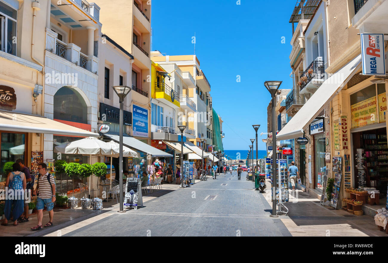 Touristische Fußweg am 25. August (25-avgoustou) Straße im Zentrum von Heraklion. Kreta, Griechenland Stockfoto