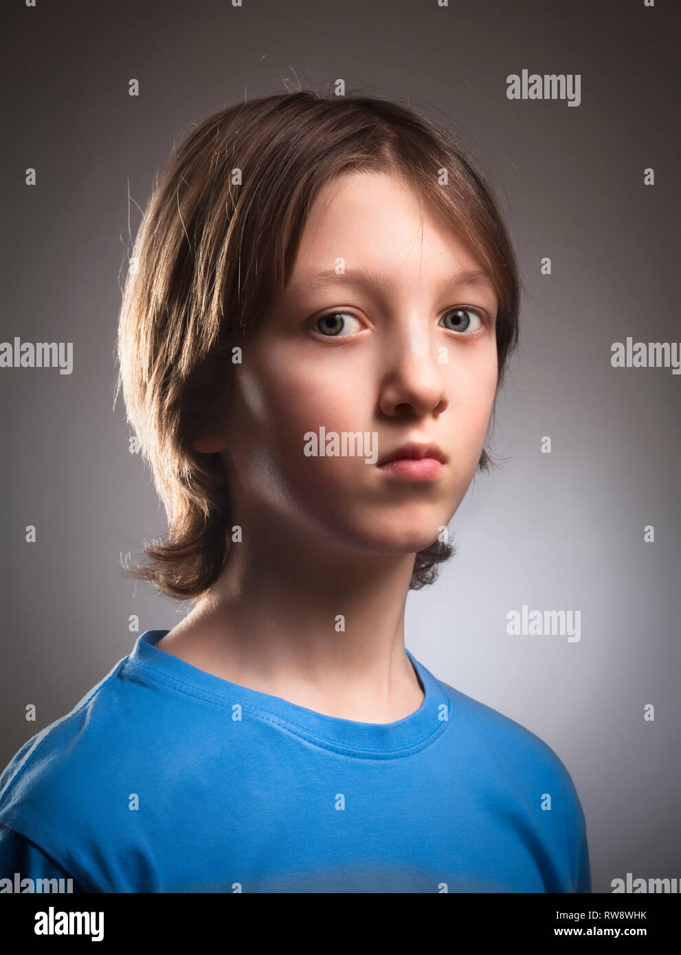 Porträt eines Jungen mit blonden Haaren in Blau Top. Stockfoto