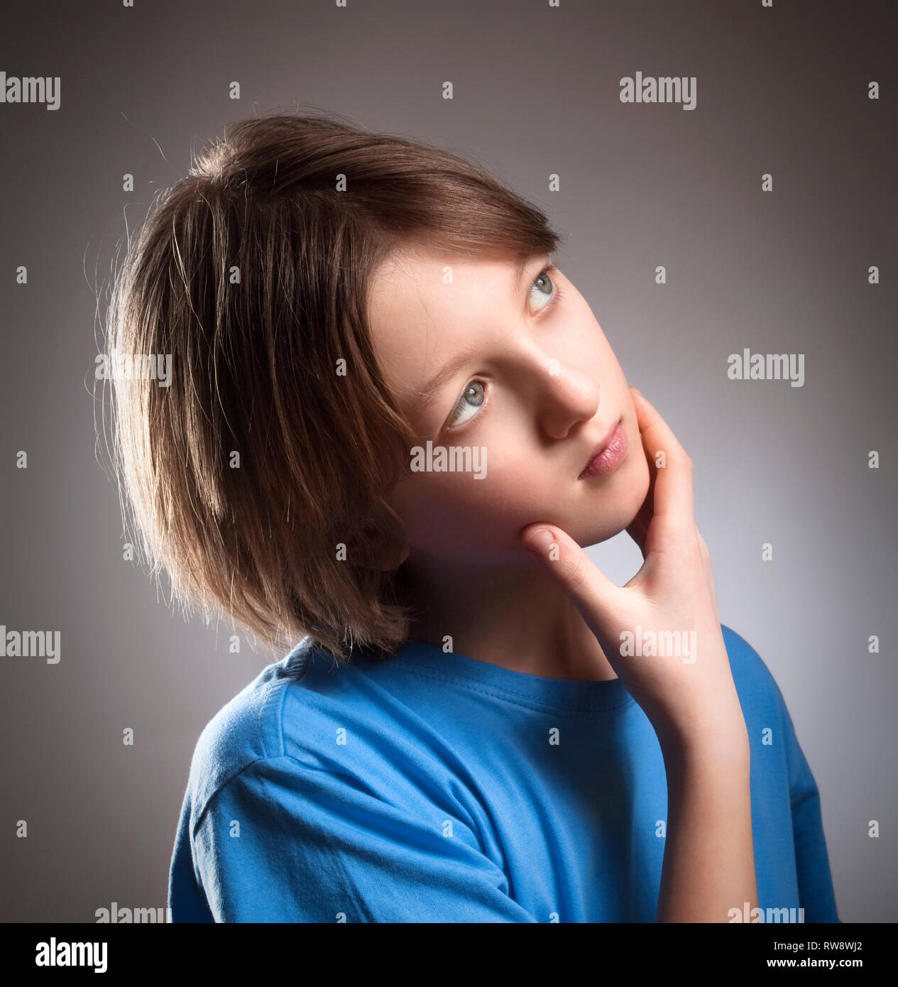 Porträt eines Jungen mit braunem Haar Denken. Stockfoto