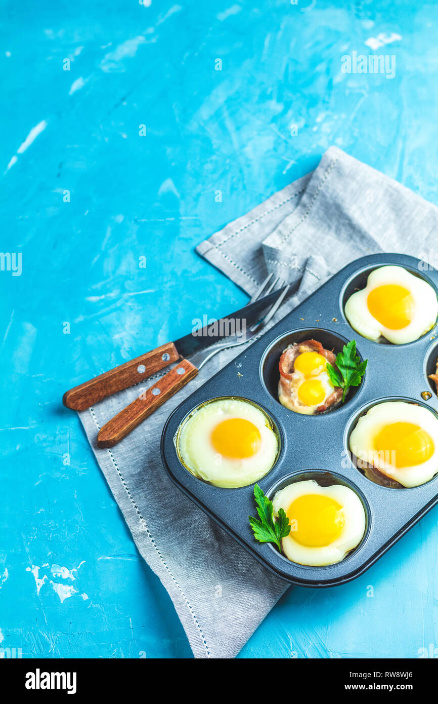 Gebackene Eier in Backformen. Portioniert Auflauf aus sowbelly Speck und Eier im italienischen Stil. Stockfoto