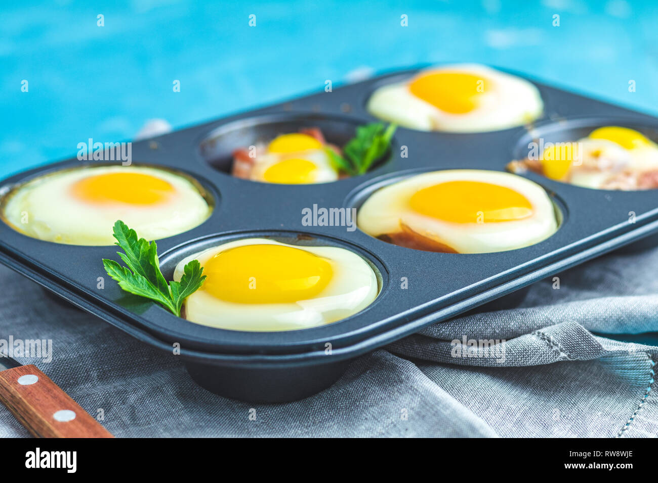 Gebackene Eier in Backformen. Portioniert Auflauf aus sowbelly Speck und Eier im italienischen Stil. Stockfoto