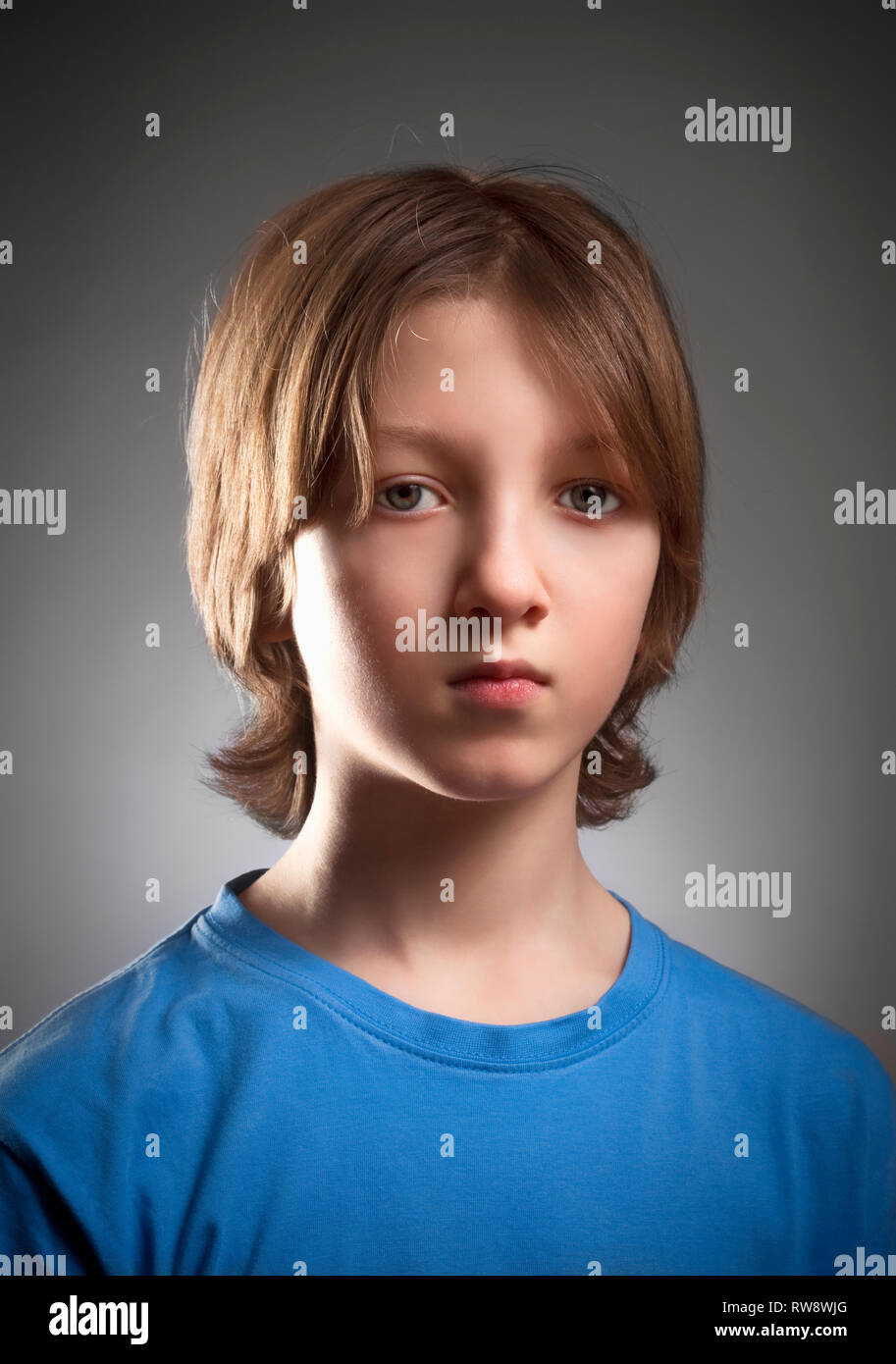 Porträt eines Jungen mit blonden Haaren in Blau Top. Stockfoto