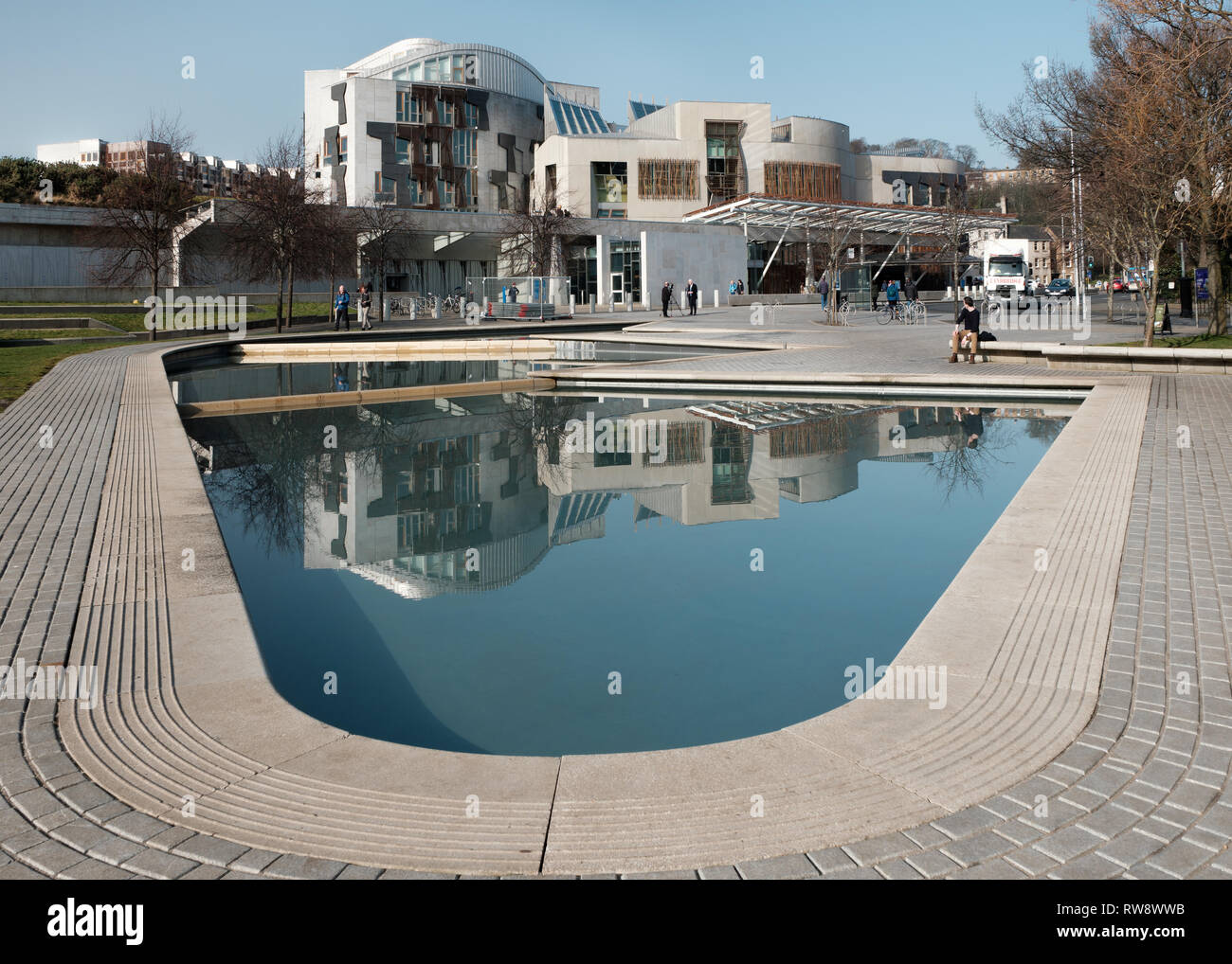Blick über einen See außerhalb des Schottischen Parlamentsgebäude in Holyrood in Edinburgh an einem bewölkten Tag Stockfoto