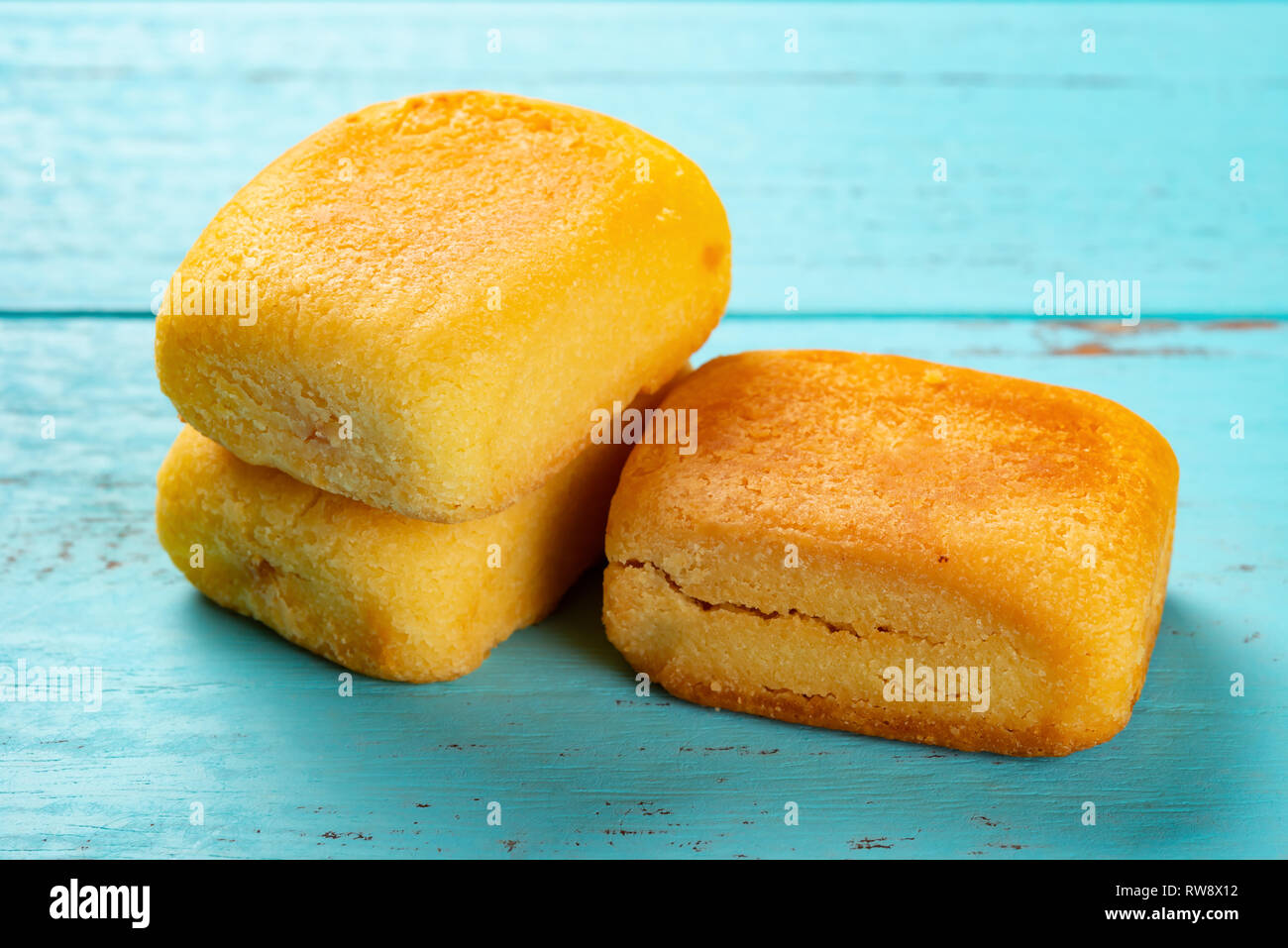 Seitenansicht Ananas Kuchen auf blauem Hintergrund Stockfoto