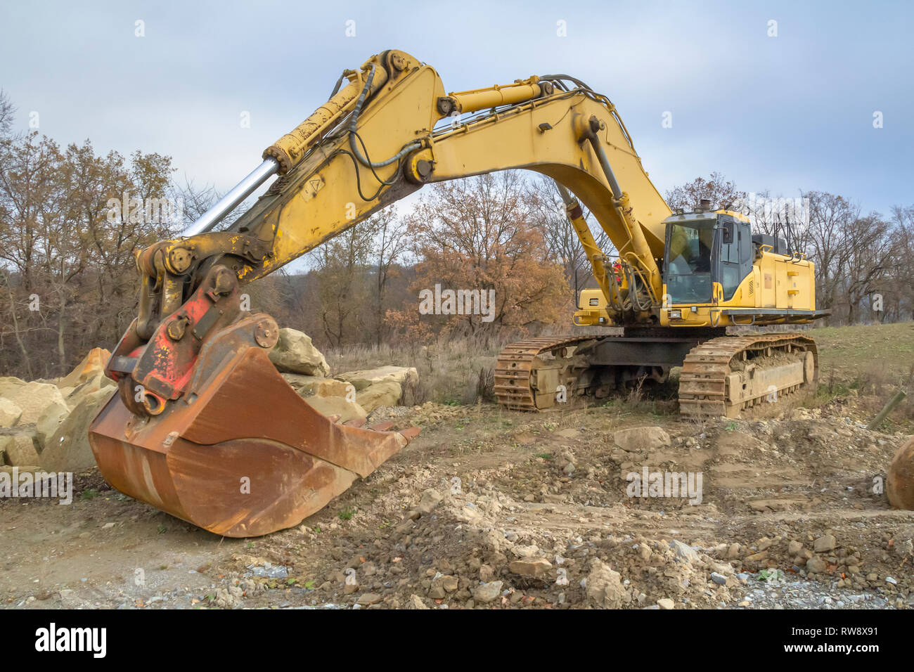 Einen gelben Bagger in steinigen Ambiente Stockfoto