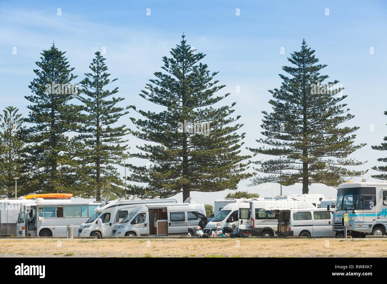 Wohnmobile auf einen freien Campingplatz, in der Nähe von Napier, Neuseeland Stockfoto