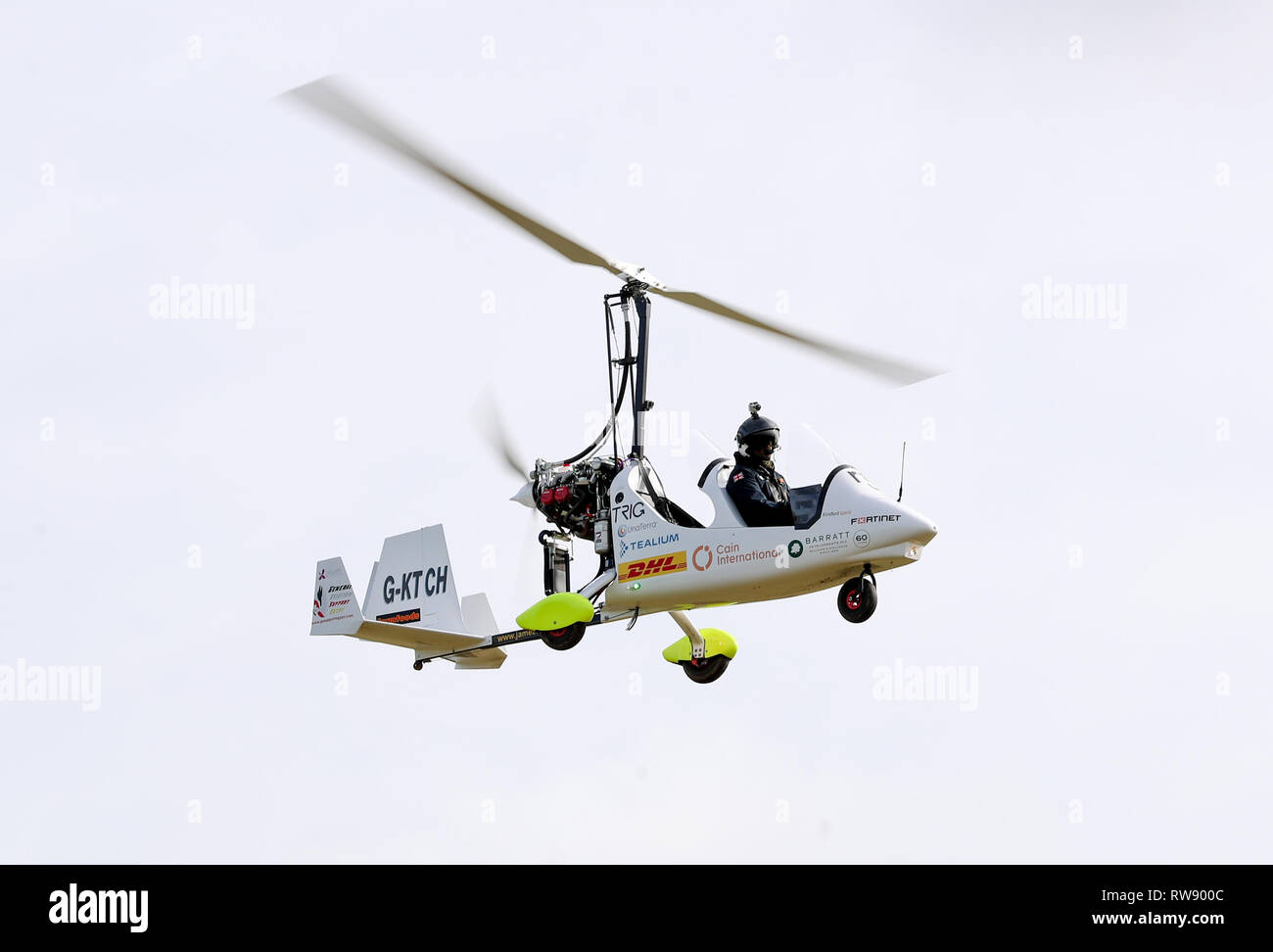 James Ketchell in seinem offenen Cockpit gyrocopter an Popham Flugplatz in Hampshire. Stockfoto