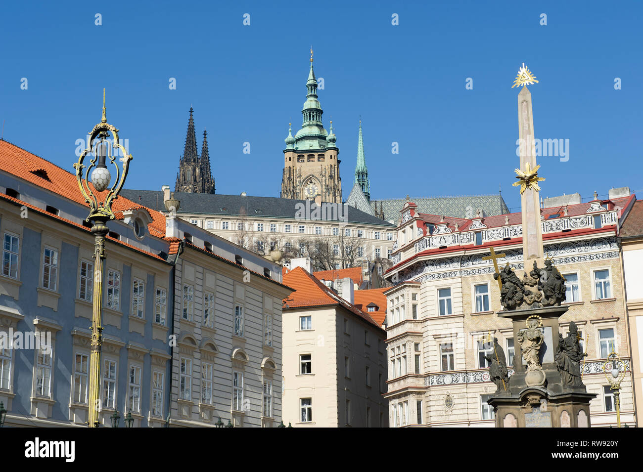 Ein Blick über Malá Strana in Richtung St. Vitus Kathedrale und die Prager Burg in Prag (Praha), Tschechien Stockfoto