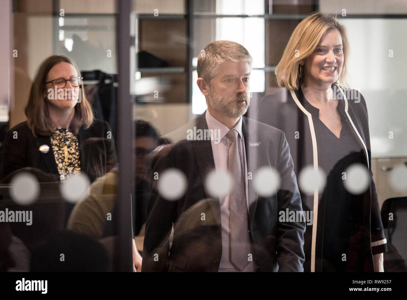 Amber Rudd spricht auf einer Pressekonferenz im Rahmen einer Behinderung Liebe Hauptsitz in London, wo sie angekündigt, dass ab dem Frühjahr dieses Jahres rund 270.000 Behinderte Rentner wird nicht haben ihre persönliche Unabhängigkeit Zahlung (PIP) Auszeichnungen regelmäßig überprüft. Stockfoto