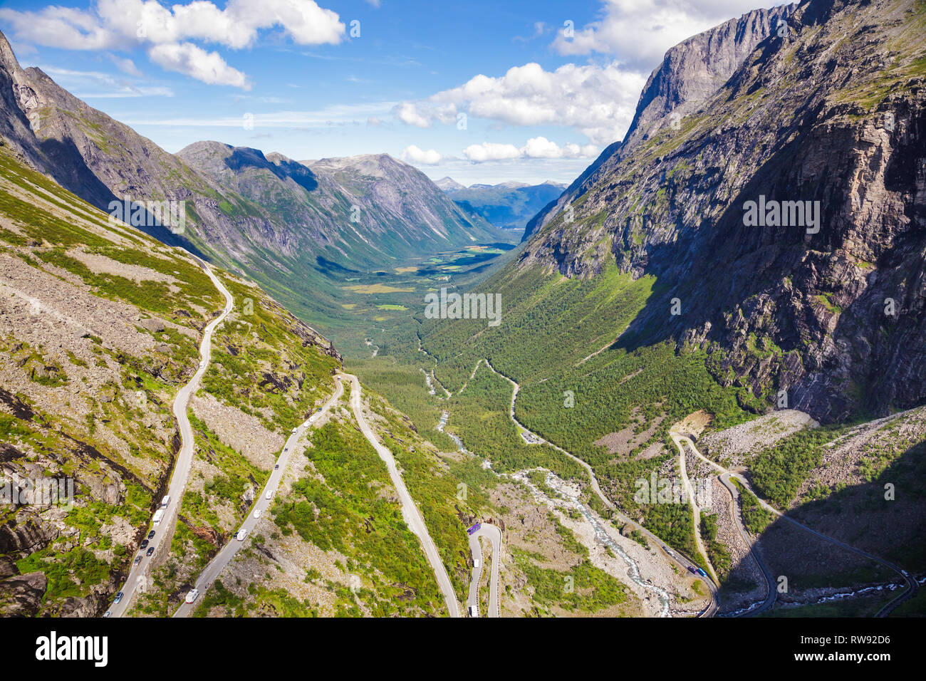 Luftbild des Trollstigen (Trolle Pfad) Serpentine Road, einer beliebten Touristenattraktion in Rauma Gemeinde, Østfold County, Norwegen, Scandina Stockfoto