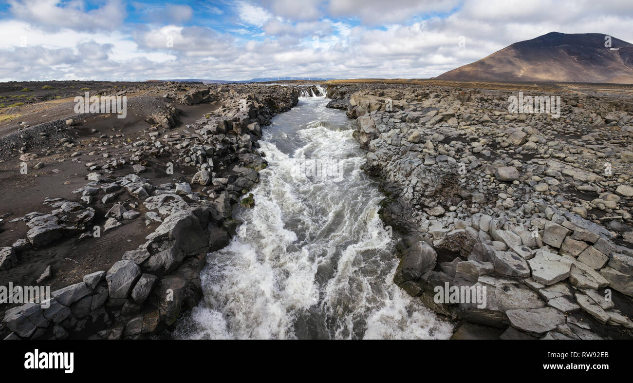 Panoramablick auf die Jökulsá á Fjöllum Glacial River fließt durch Vulkanasche und Basalt von ódáðahraun, der largegst Isländische lava Feld in Hohe Stockfoto