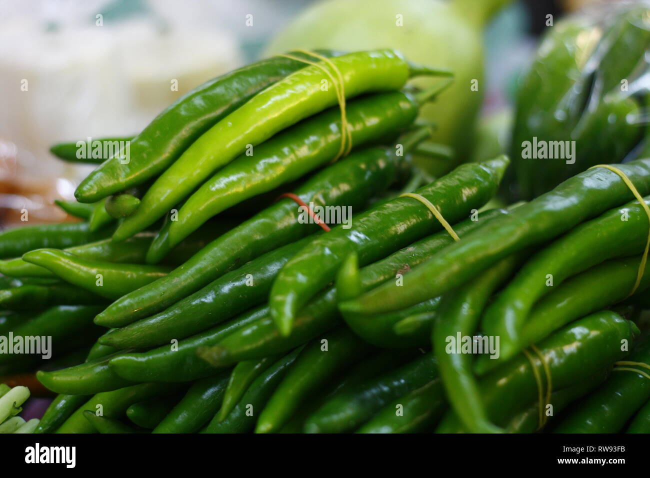 Bündel von grünem Chili auf dem Tisch am Markt. Stockfoto