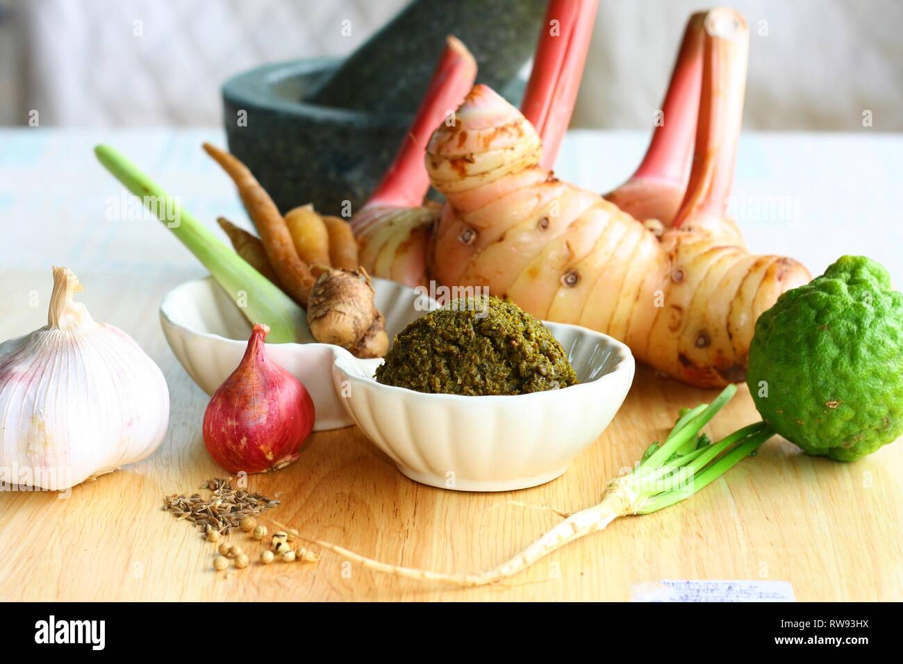 Grüne Curry Paste mit frischen Zutaten und Mörtel Stockfoto