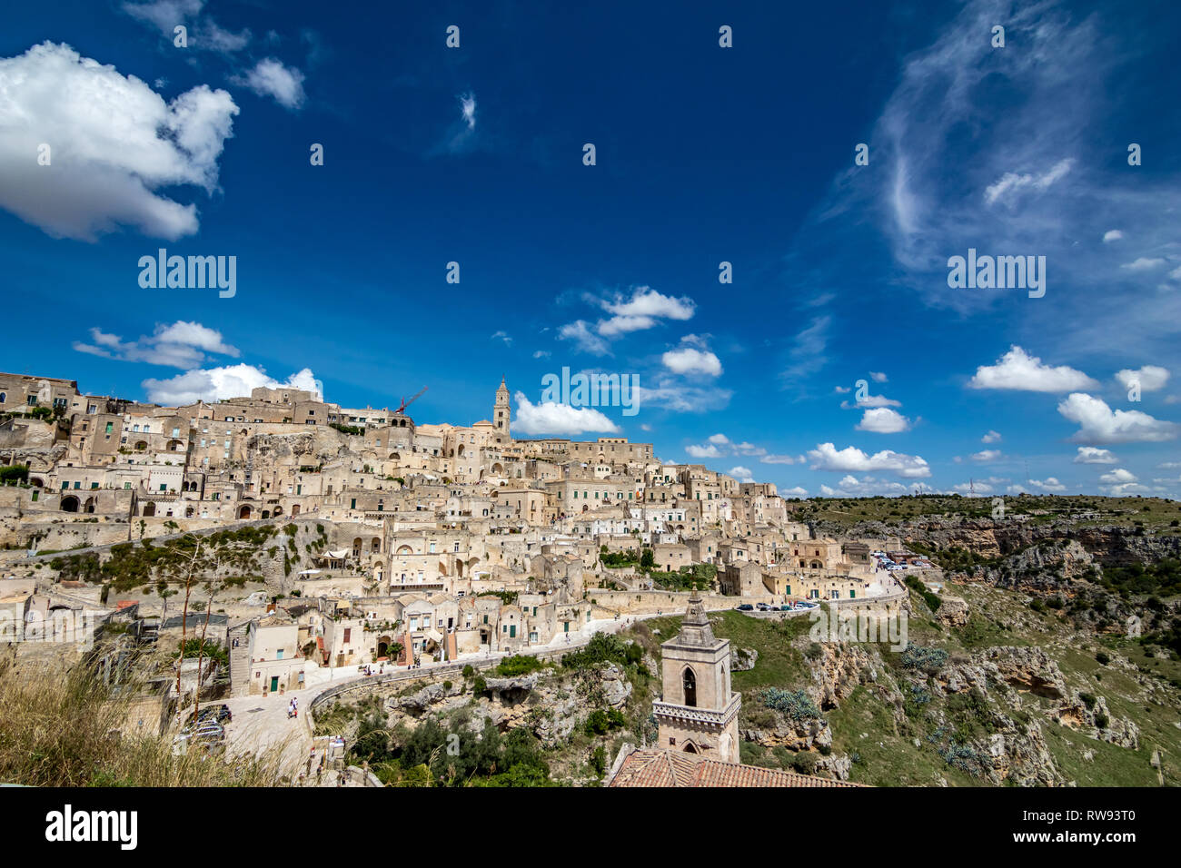 MATERA, Italien - 27. AUGUST 2018: Warme Landschaft Sommer Tag Aussicht auf die beeindruckende antike Stadt des berühmten Sassi mit weißen geschwollene Wolken, die auf der IT Stockfoto