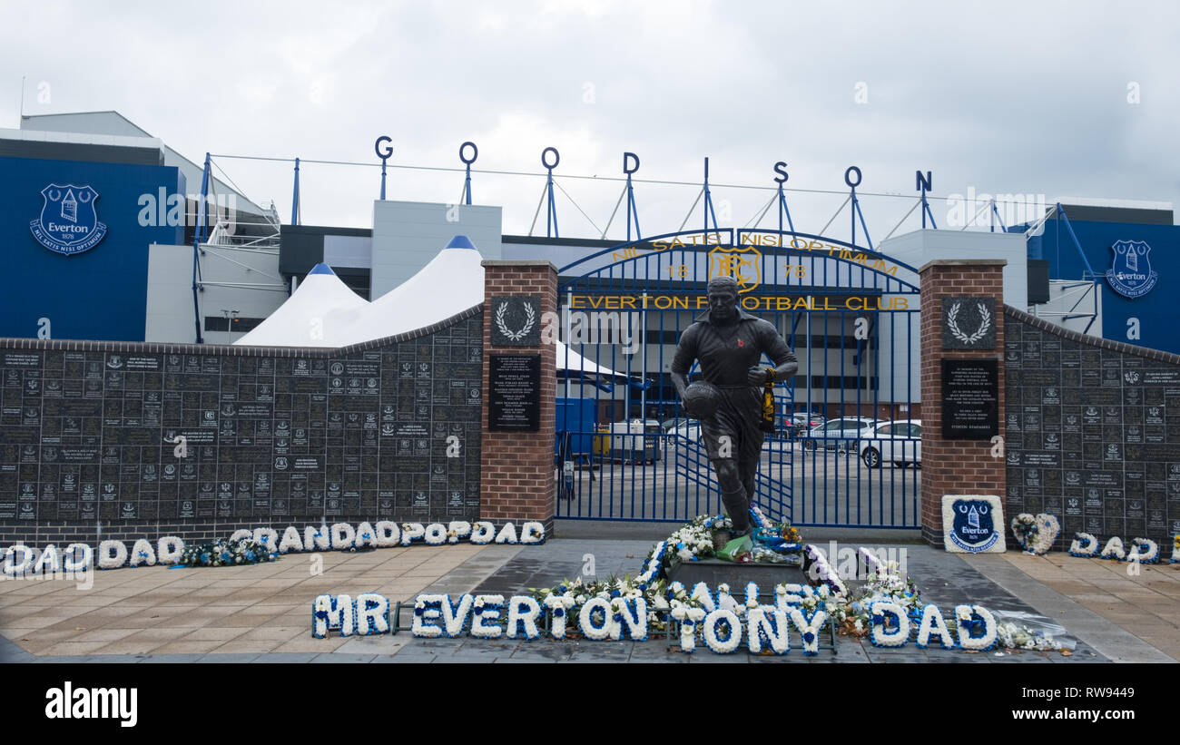 LIVERPOOL, ENGLAND - NOVEMBER 6, 2018: Das Denkmal für die verehrten ehemaligen Spieler Dixie Dean außerhalb Goodison Park, der Heimat des FC Everton Football Club Stockfoto