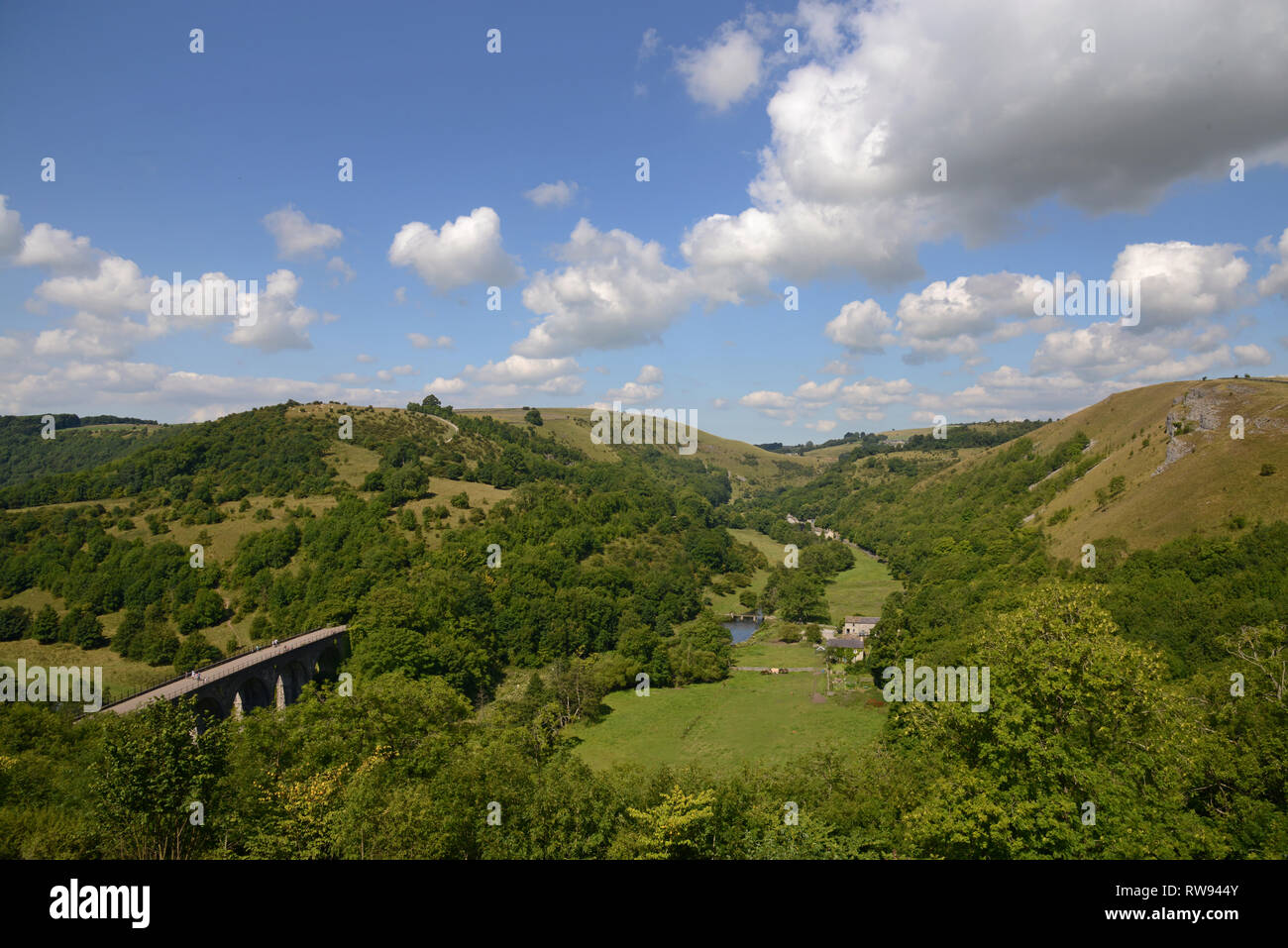 Die Aussicht von monsal Monsal Kopf Kopf mit Blick auf die Brücke, die monsal Trail und den Fluss Wye, in der Nationalpark Peak District, Derbyshire, UK. Stockfoto