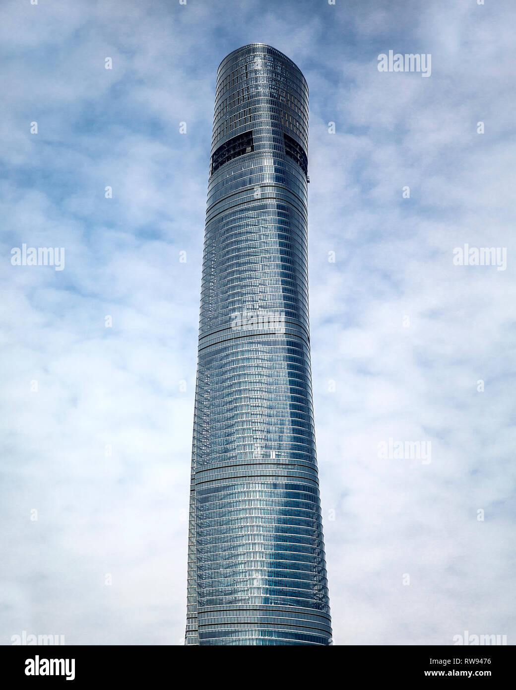 Die Shanghai Tower steht majestätisch vor einem blauen bewölkten Himmel. Lujiazui, Pudong, Shanghai, China. Stockfoto