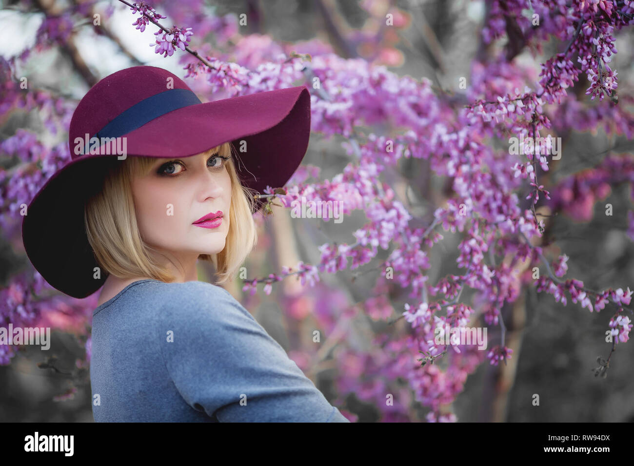 Junge Frau lächelnd auf der Roten Garden Hintergrund, kopieren. Stockfoto