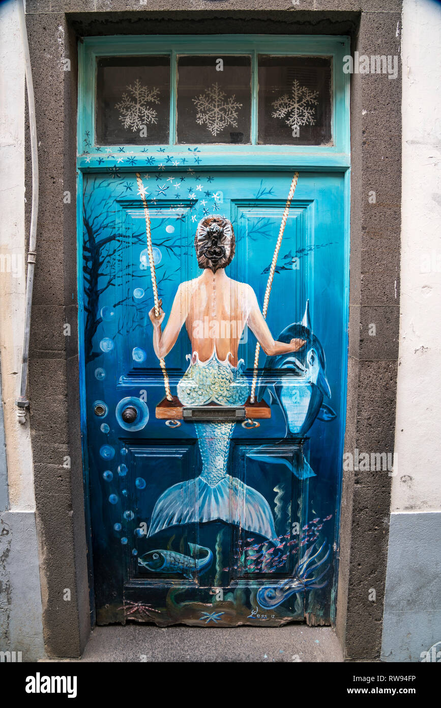 Kunstprojekt mit bemalten Türen in der Altstadt von Funchal, Madeira, Portugal, Europa | Kunst Projekt lackierte Türen in Funchal, Madeira, Portugal, Eur Stockfoto