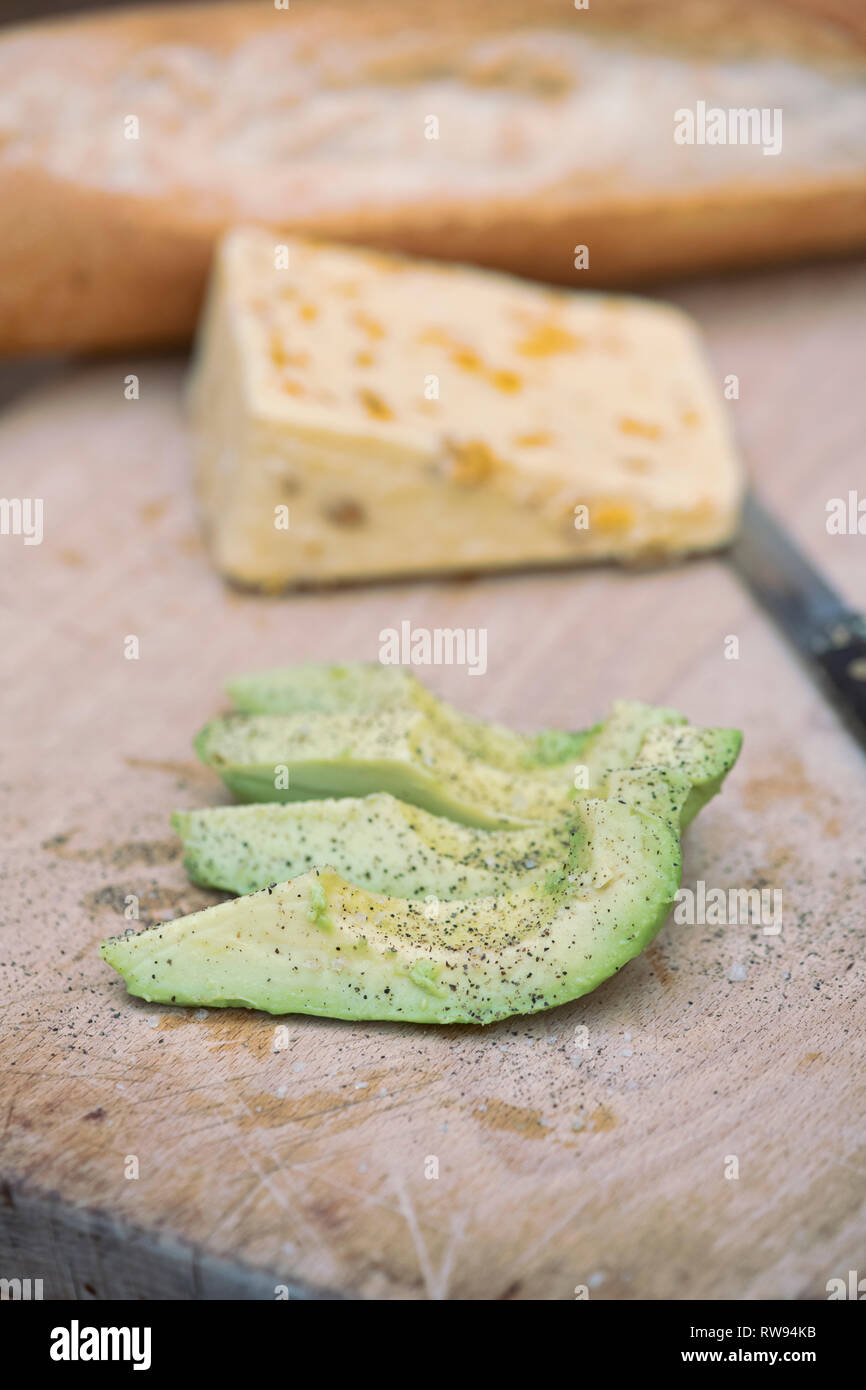 Avocado Schichten auf einem Brot mit Käse und Baguette. Großbritannien Stockfoto