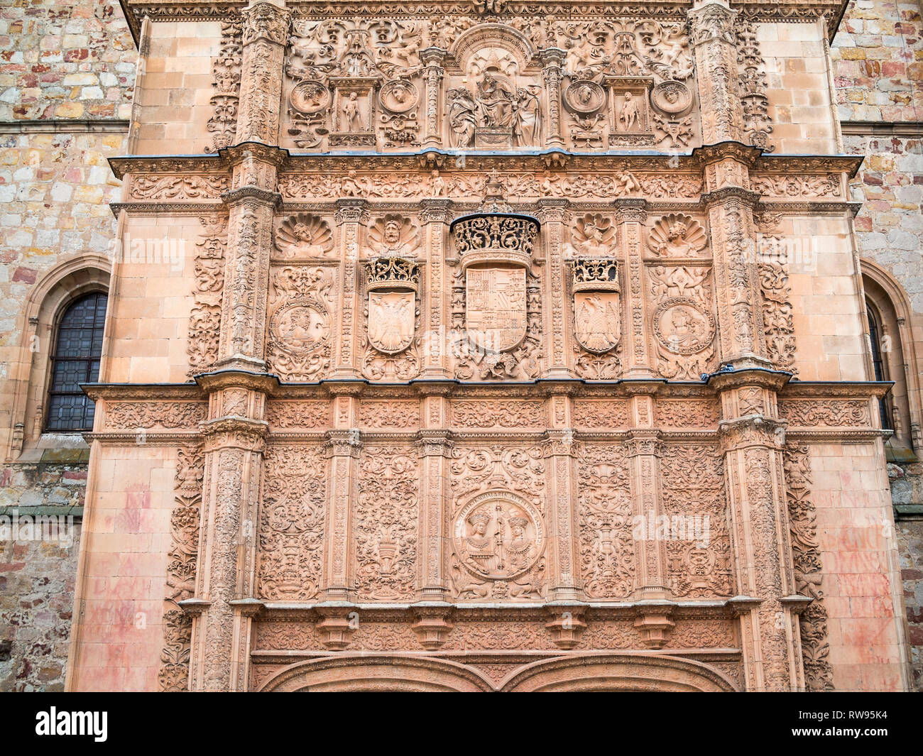 Detail der Stein gemeißelt Fassade über dem Eingang zur Esculeas Mayores der Universität Salamanca Stockfoto