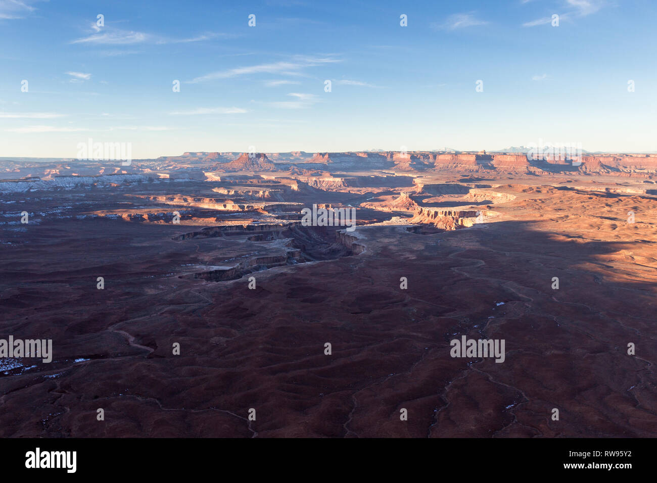 Am Morgen einen Blick auf den Canyon aus der Green River blicken mit Sonnenlicht beleuchtet die Sandsteinwände der gesamten Landschaft Stockfoto