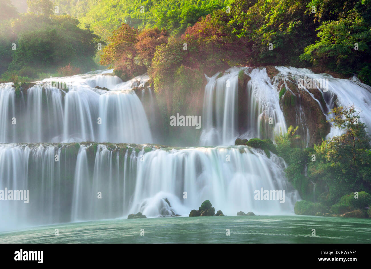 Ban Gioc Wasserfall in Cao Bang, Viet Nam - Die Wasserfälle befinden sich in einem Bereich mit ausgereiften Karstformationen entfernt waren die ursprünglichen Kalksteinschichten Schichten Stockfoto