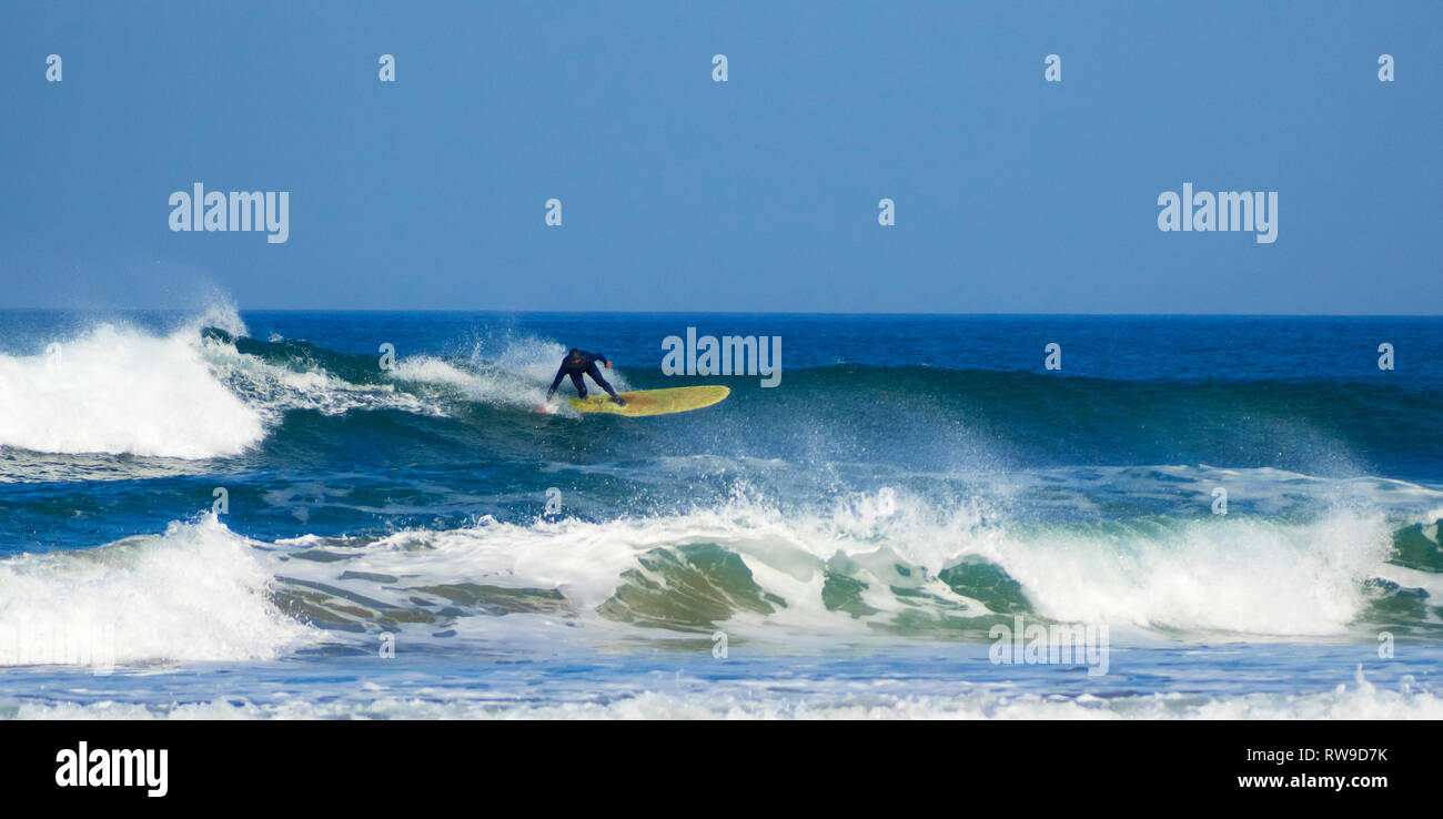 Bei Atxabiribil Strand in Euskadi Surfer Stockfoto