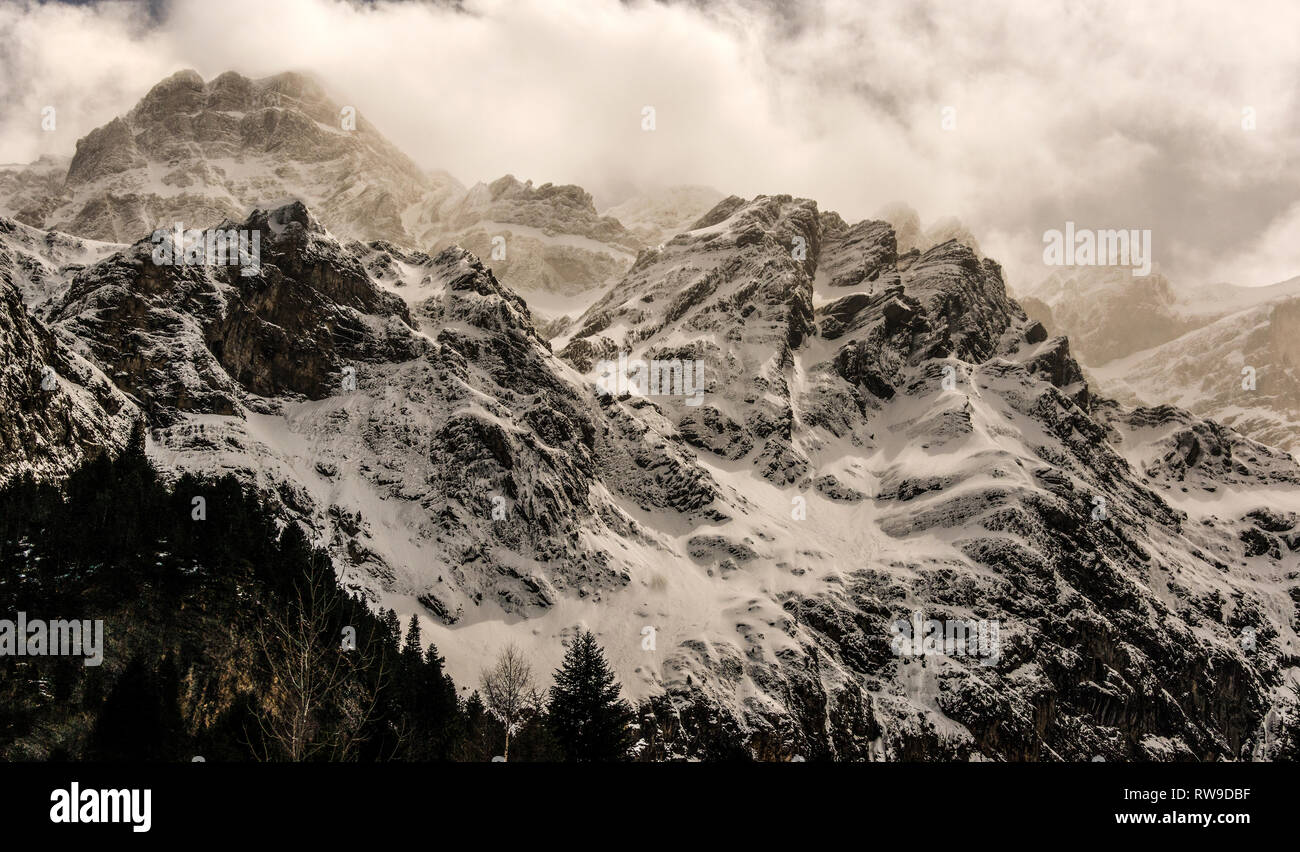 Die französischen Pyrenäen im Winter. Abschnitt des Cirque de Gavarnie. Links hinten ist der Pic du Marbore auf 3248 Meter. Stockfoto